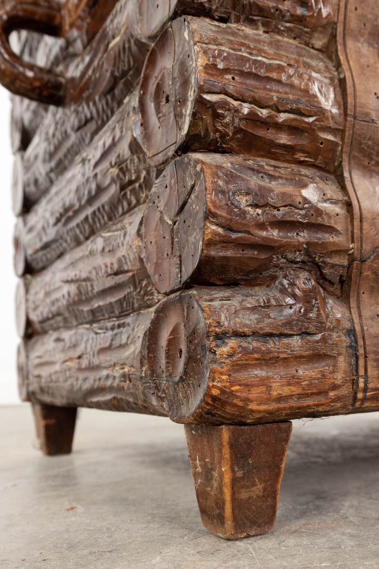 A decorative chest with wood sculptures finished with fabric. (L:39 x W:64 x H:51 cm) - Bild 13 aus 15