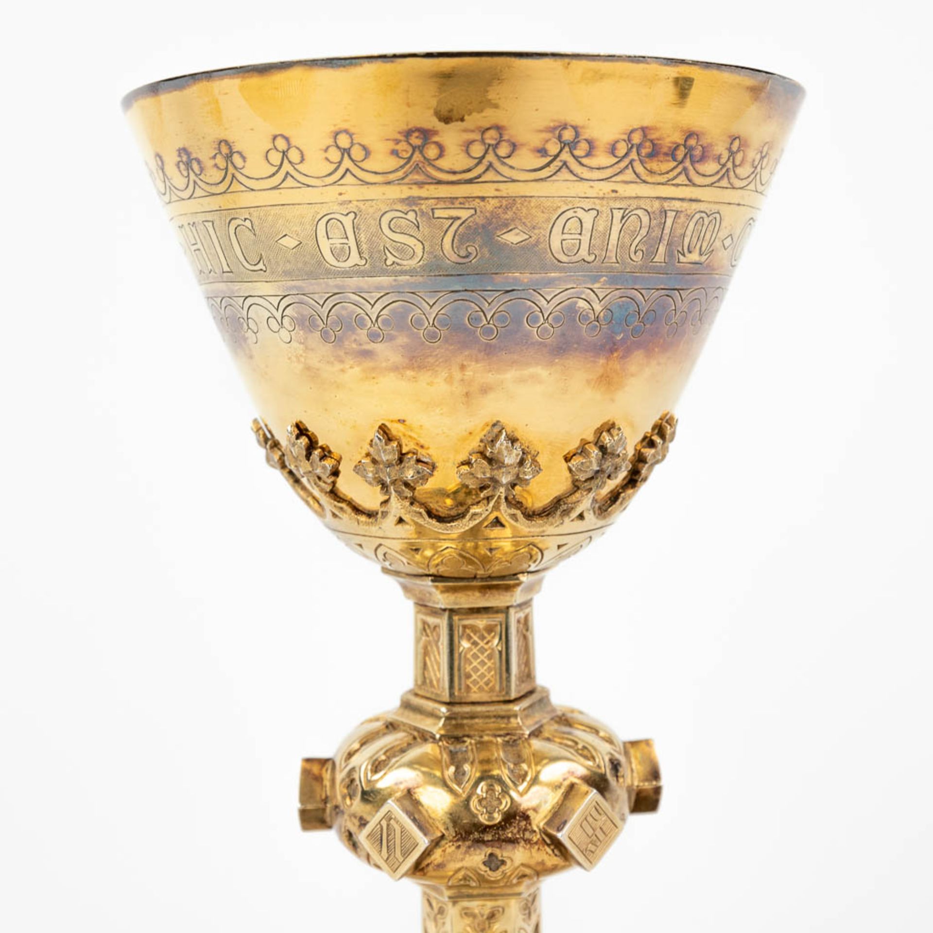 A gothic revival chalice with paten, spoon and sacramental bread box in the original box. (H:22,5 x - Image 10 of 25