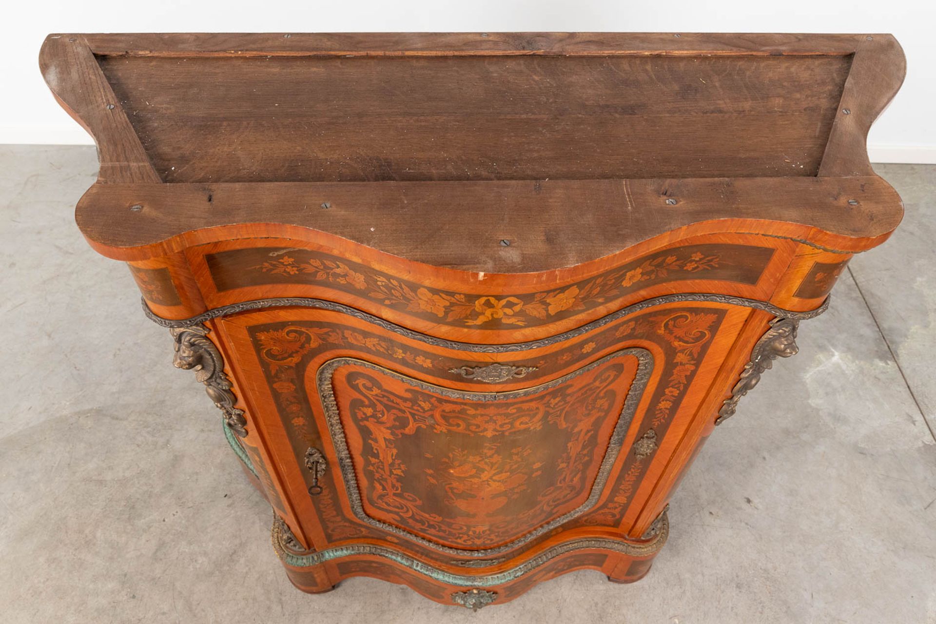 A one door commode, decorated with marquetry inlay and mounted with bronze. 20th century. (L:47 x W - Bild 18 aus 18