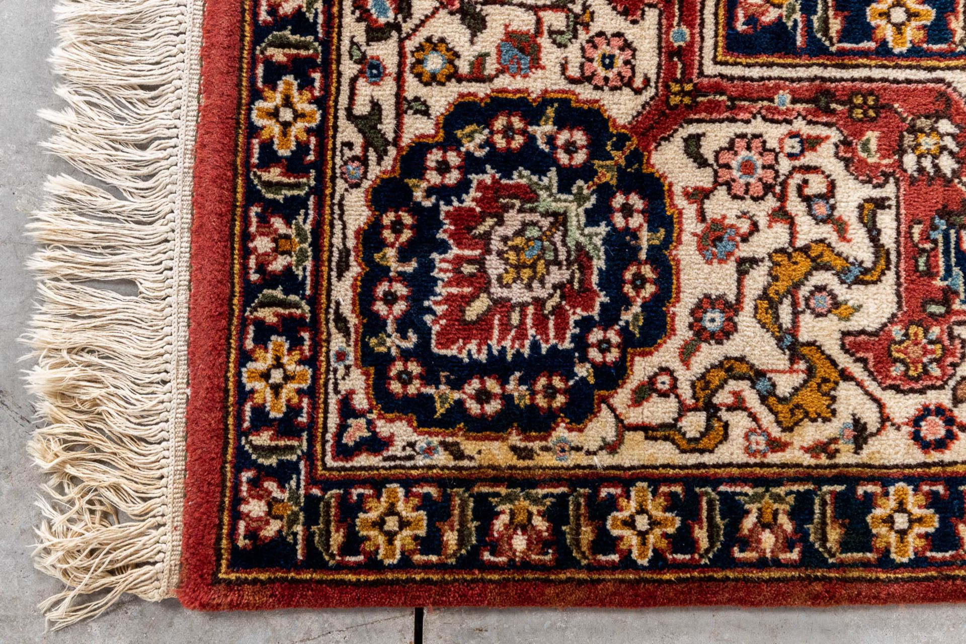 An Oriental hand-made carpet, Heriz. (L:360 x W:250 cm) - Image 7 of 9