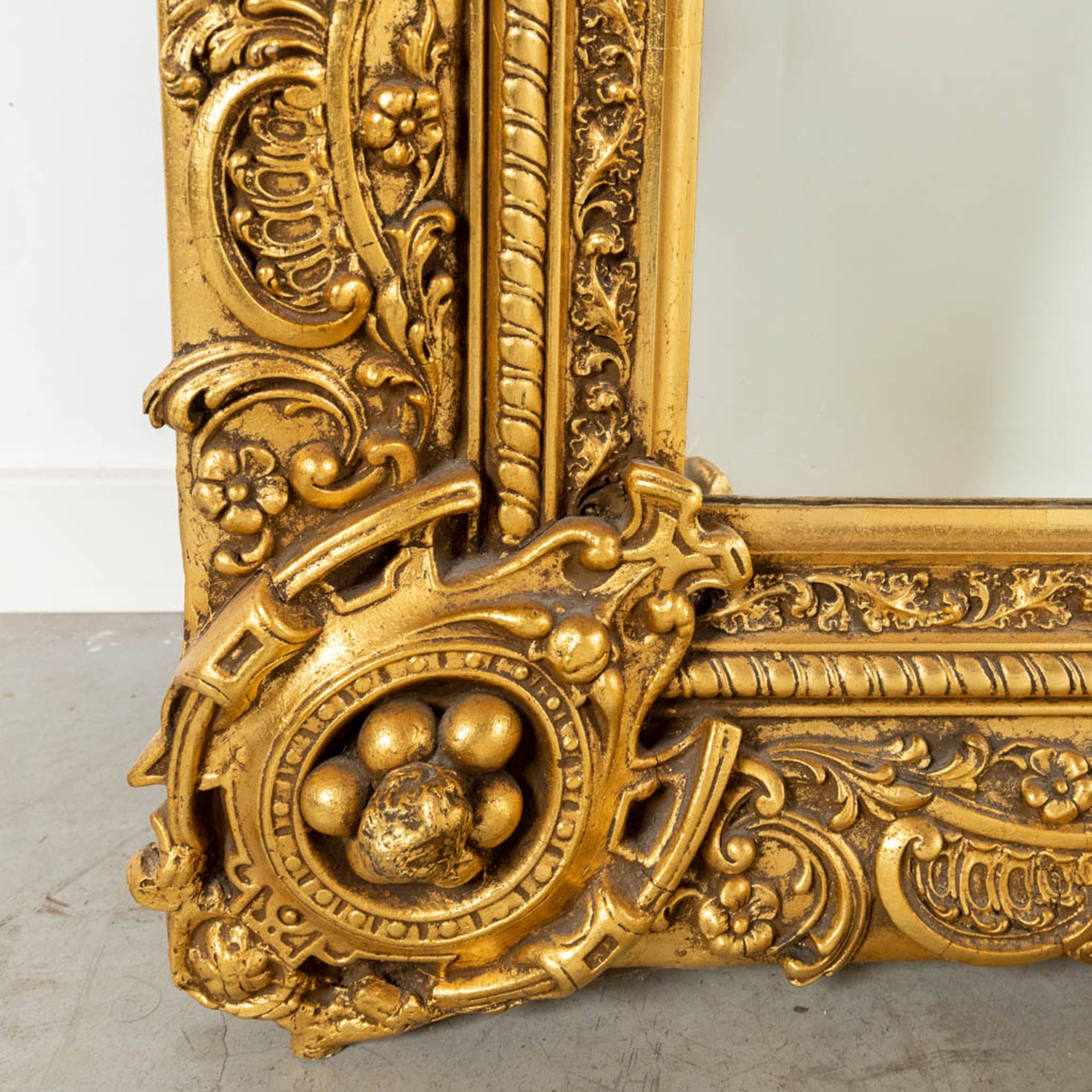 A gold-plated mirror, made of wood an stucco. 20th C. (W:104 x H:145 cm) - Image 6 of 9