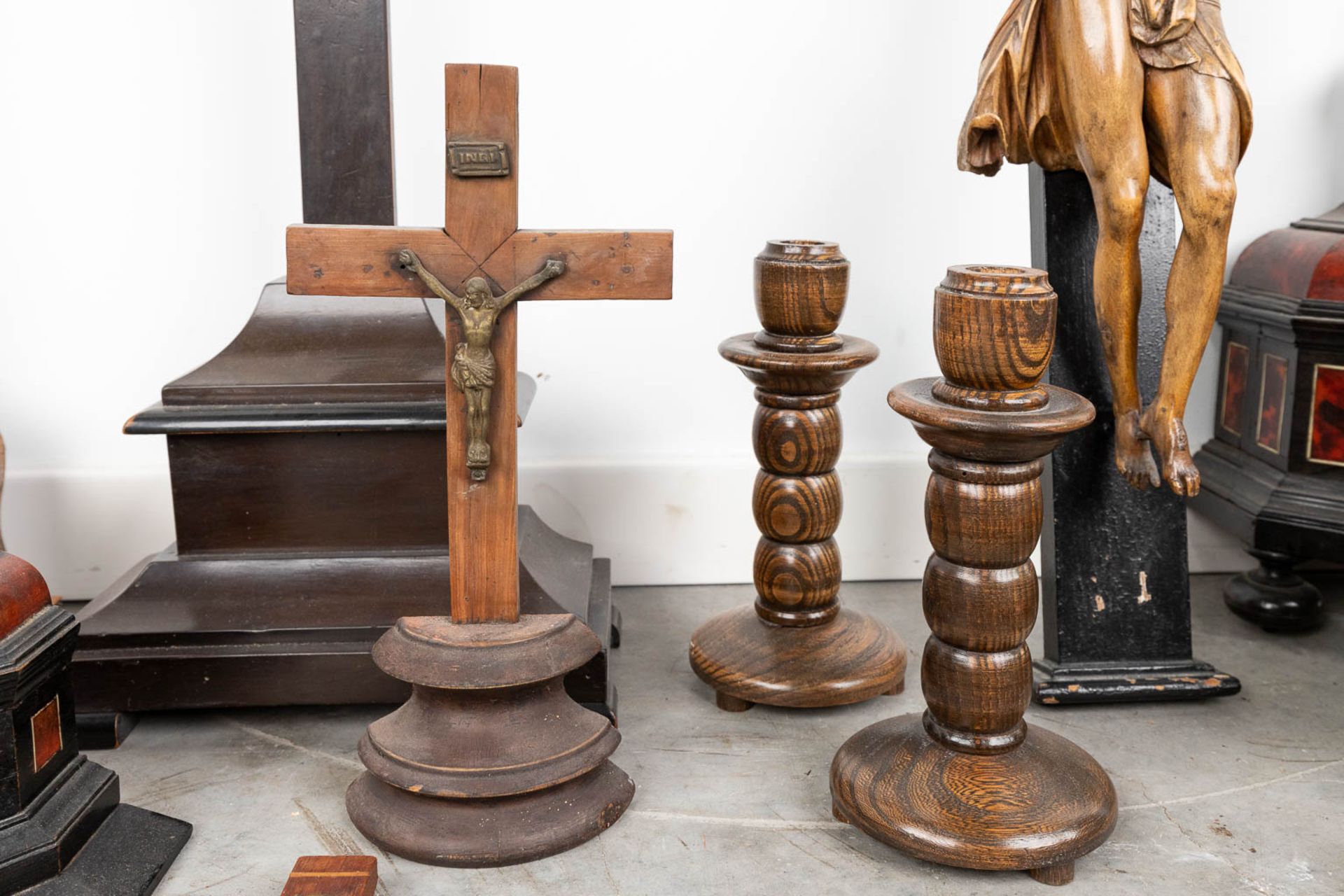 A large collection of crucifixes and religious items. (W:31 x H:90 cm) - Image 8 of 11