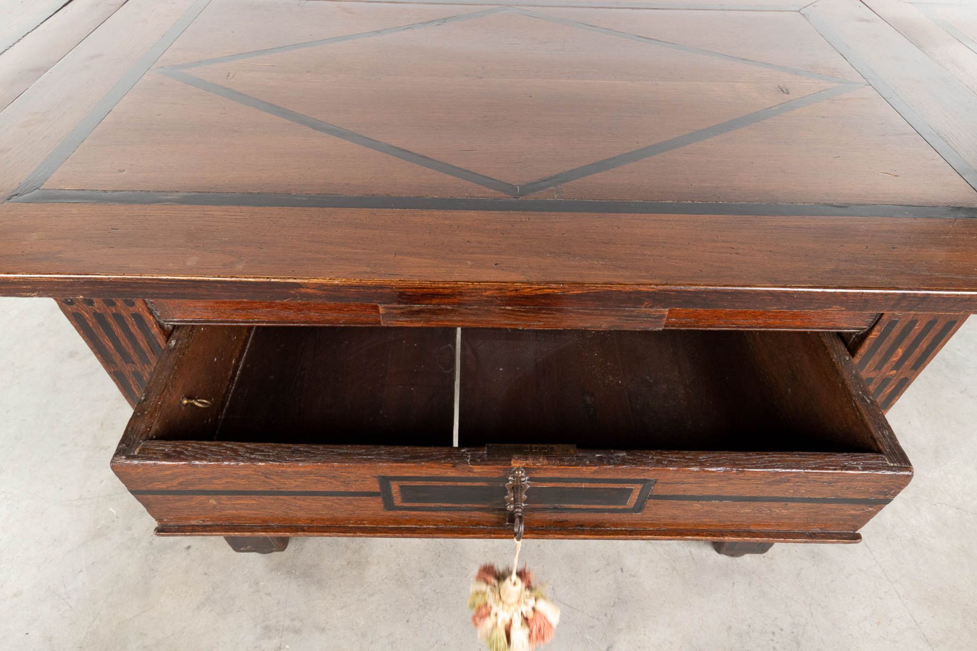 An antique 'Payment Table', made of oak and inlaid with ebony. 17th century. (L:76 x W:113 x H:76 c - Bild 8 aus 19