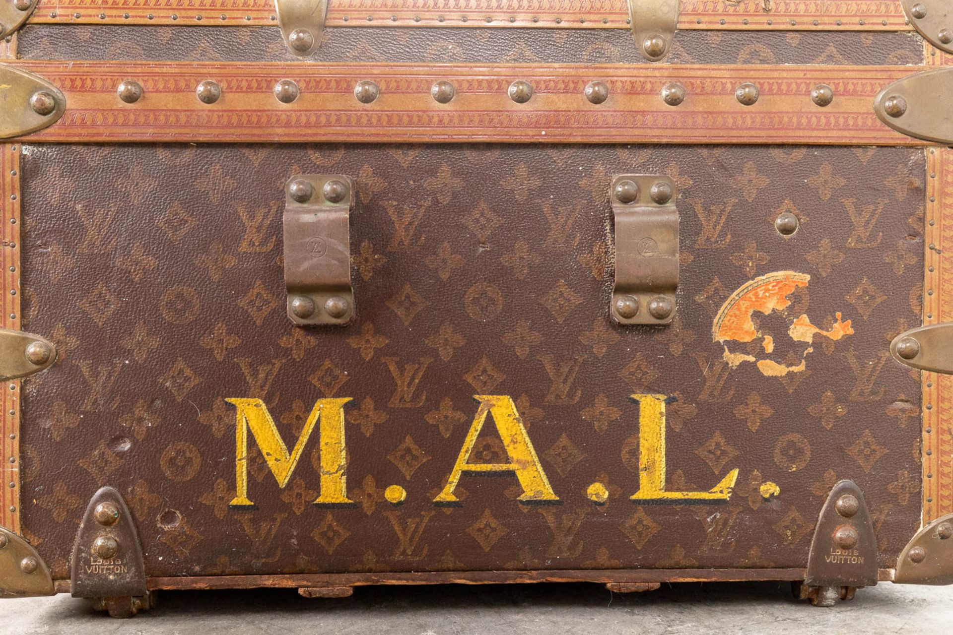 Louis Vuitton, an antique suitcase, marked M.A.L. (L:54 x W:102 x H:34 cm) - Bild 13 aus 17