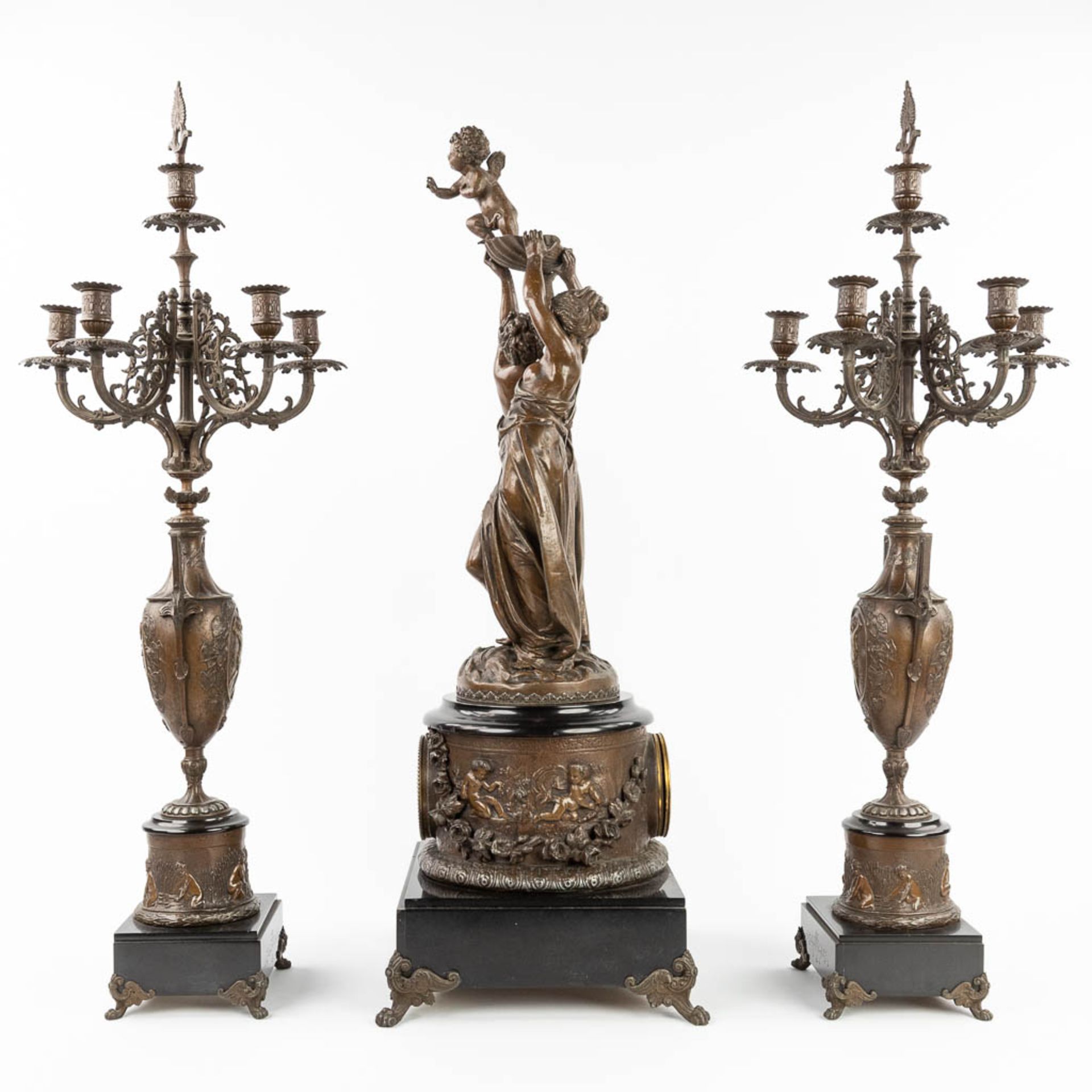 A three-piece garniture clock and candelabra, made of spelter and decorated with female figurines. ( - Bild 4 aus 16