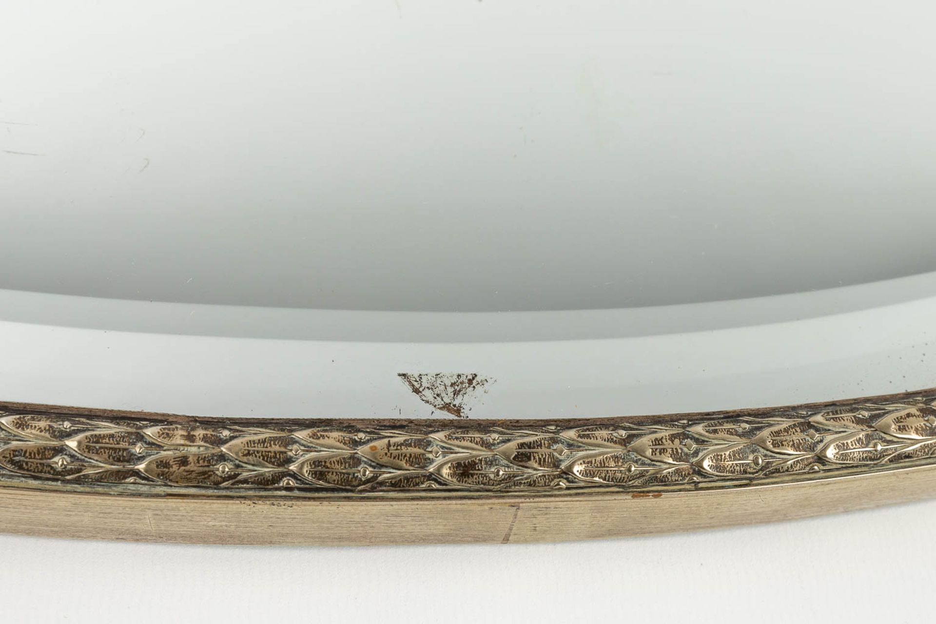 A serving tray with a mirror and silver rim. Not marked. (L:38,5 x W:60 x H:2 cm) - Image 9 of 13