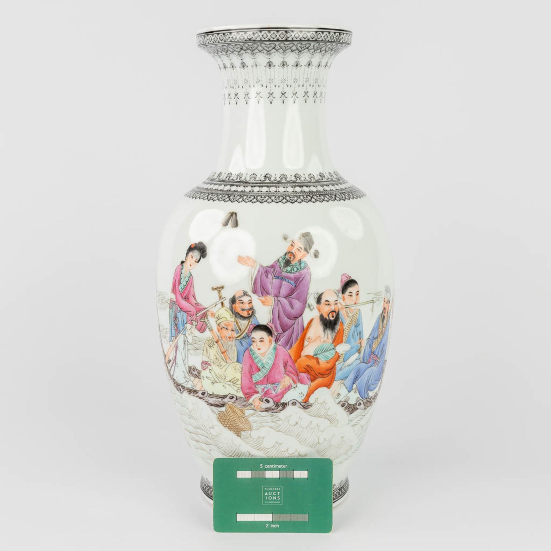 A Chinese vase with hand-painted decor, republic period. (H:36 x D:18 cm) - Bild 2 aus 14