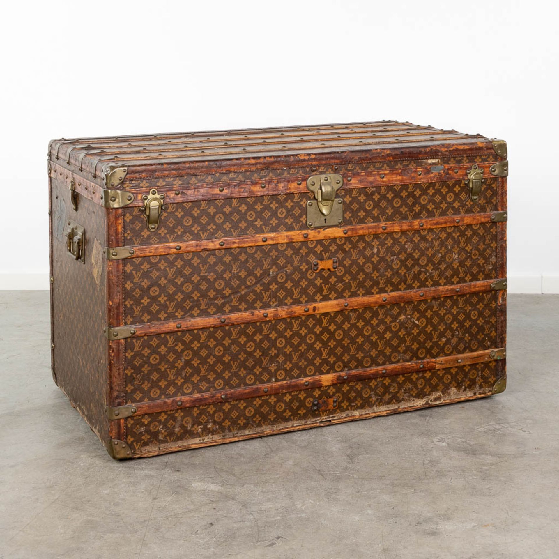 Louis Vuitton, a large and antique suitcase. (L:63 x W:113 x H:72 cm) - Bild 3 aus 25