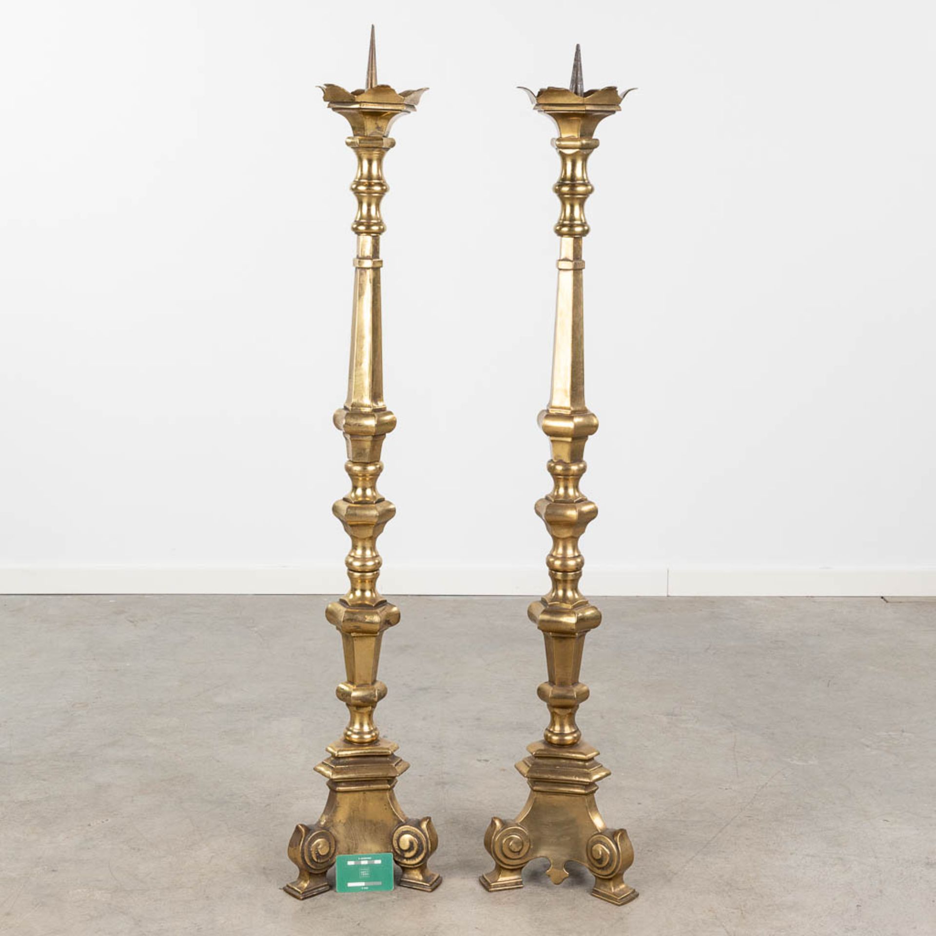 A pair of church candlesticks made of bronze. 20th century. (H:125 cm) - Bild 2 aus 9