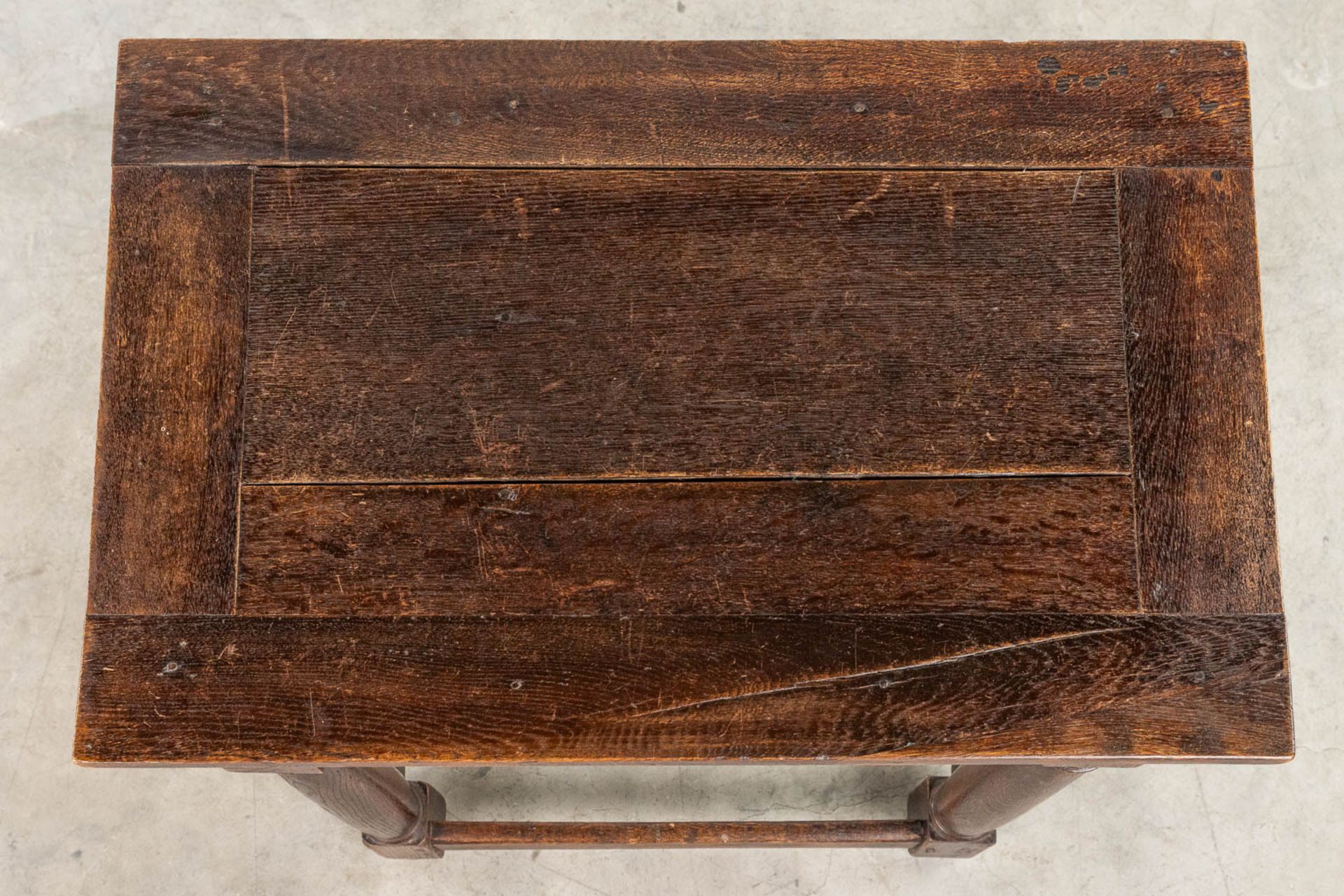 A set of 2 small oak side tables. (L:50 x W:90 x H:76 cm) - Bild 7 aus 14