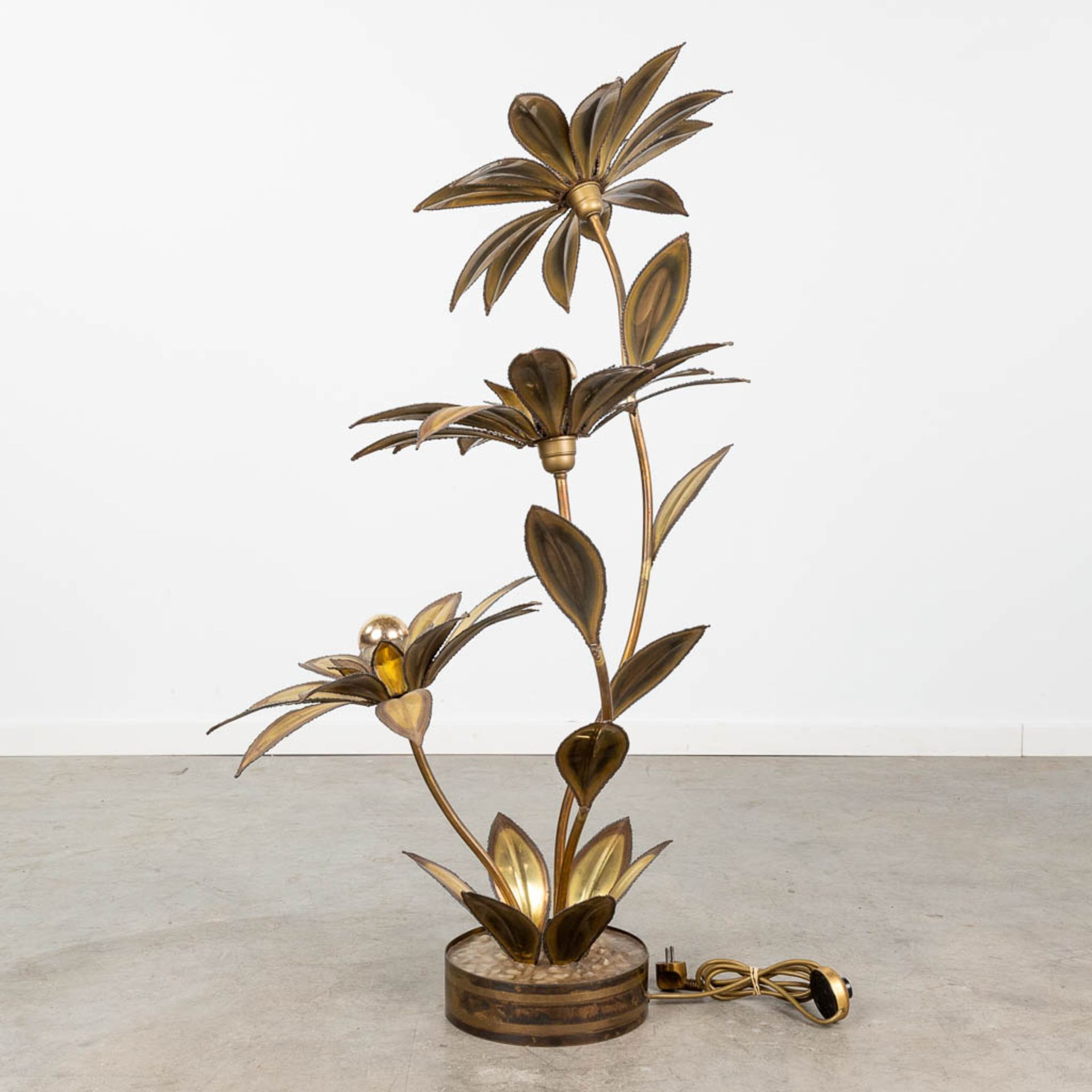 Maison Janssen, a table lamp made of metal flowers. (L:57 x W:68 x H:112 cm) - Image 9 of 15