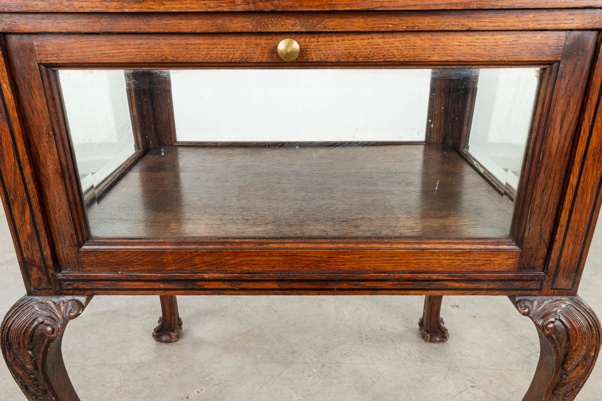 An antique tea cabinet made in Chippendale style with glass planes. Circa 1920. (L:71 x W:52 x H:77 - Bild 13 aus 13