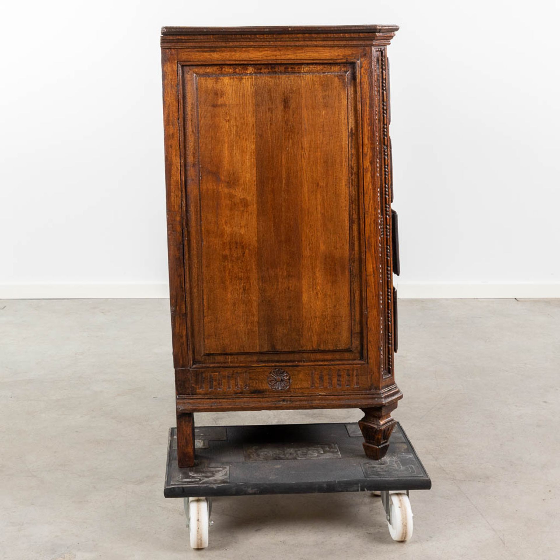 An antique commode with 4 drawers, decorated with mythological figurines and mounted with bronze. Lo - Bild 4 aus 13