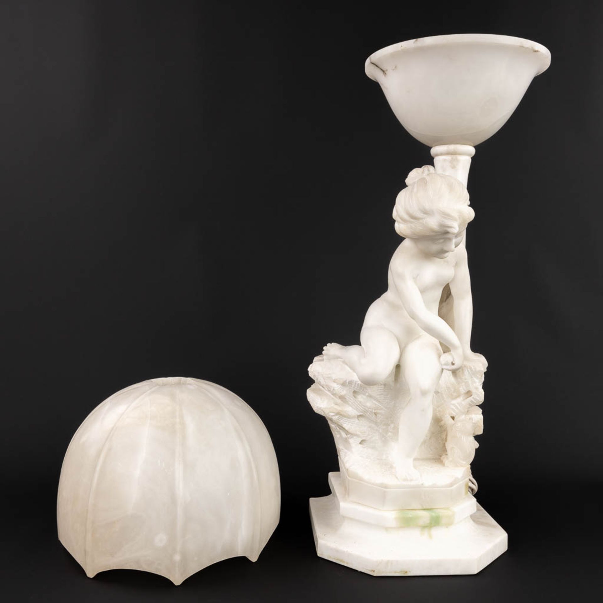 A vintage table lamp, made of sculptured alabaster. Made in Italy, 20th century. (H:71 cm) - Image 8 of 11