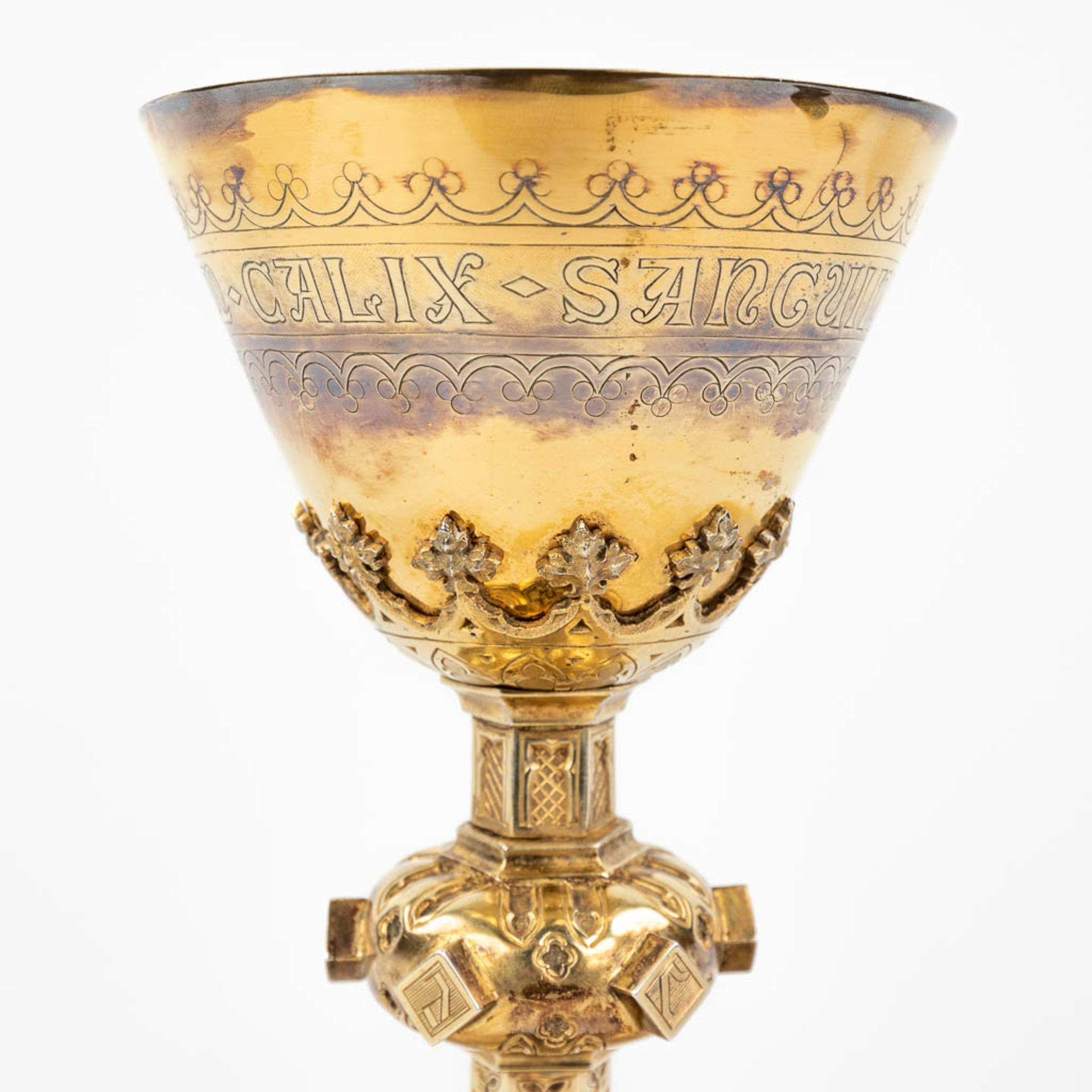 A gothic revival chalice with paten, spoon and sacramental bread box in the original box. (H:22,5 x - Image 11 of 25