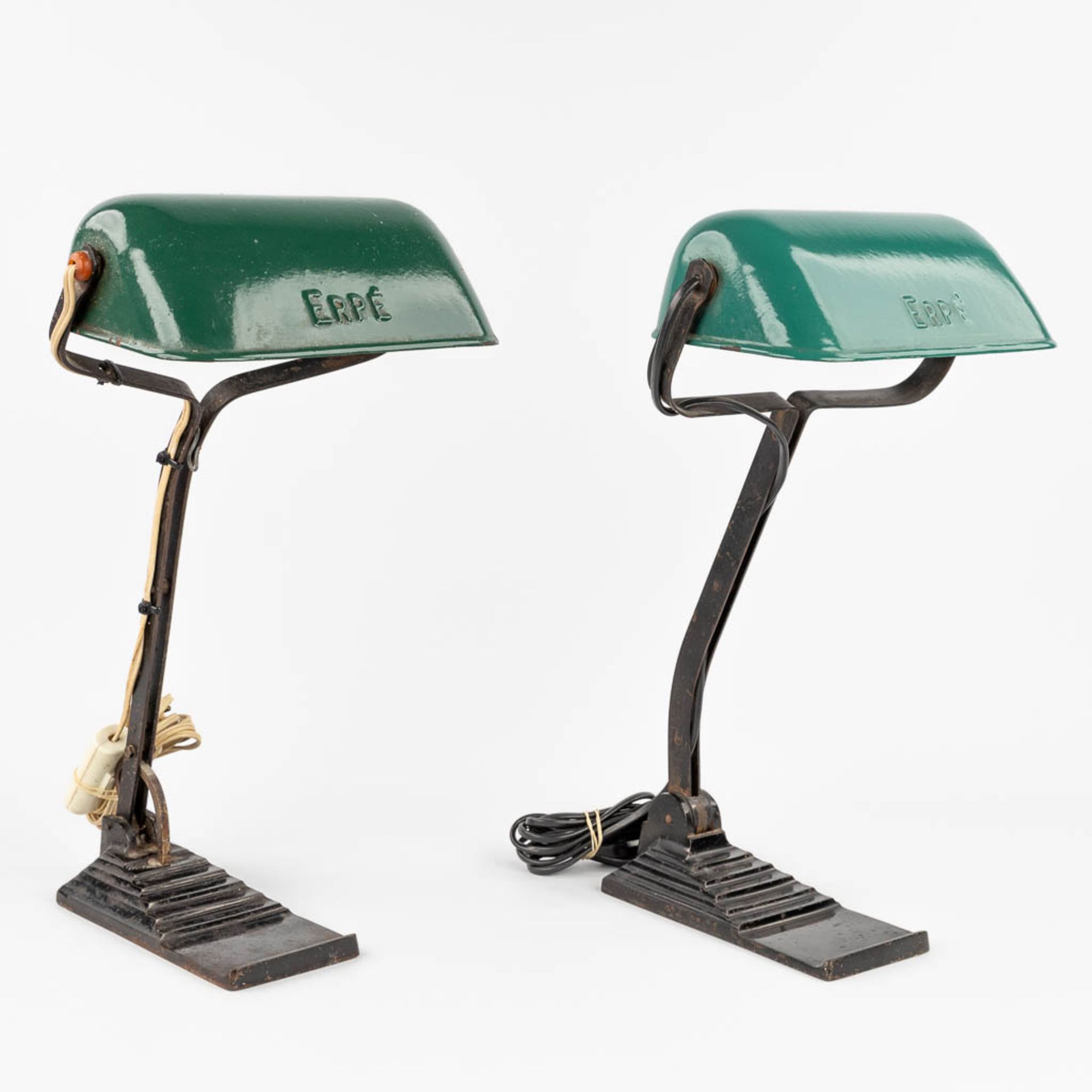 Erpe, a collection of 2 table lamps with green enamelled metal shades. (H:44 cm) - Image 4 of 17