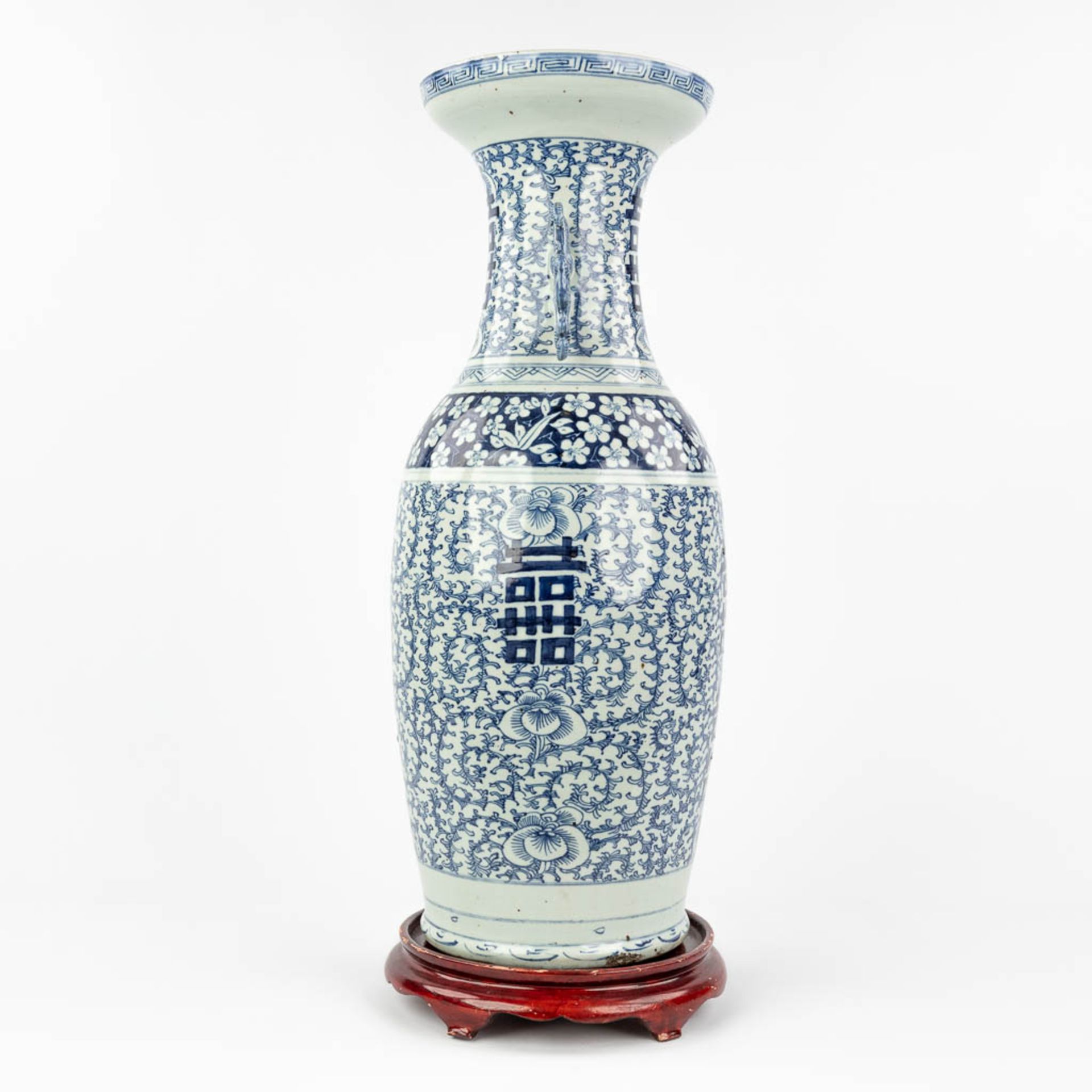 A Chinese vase with blue-white decor and a double Xi sign of happiness. 19th/20th C. (H:61 x D:23 c - Bild 4 aus 12