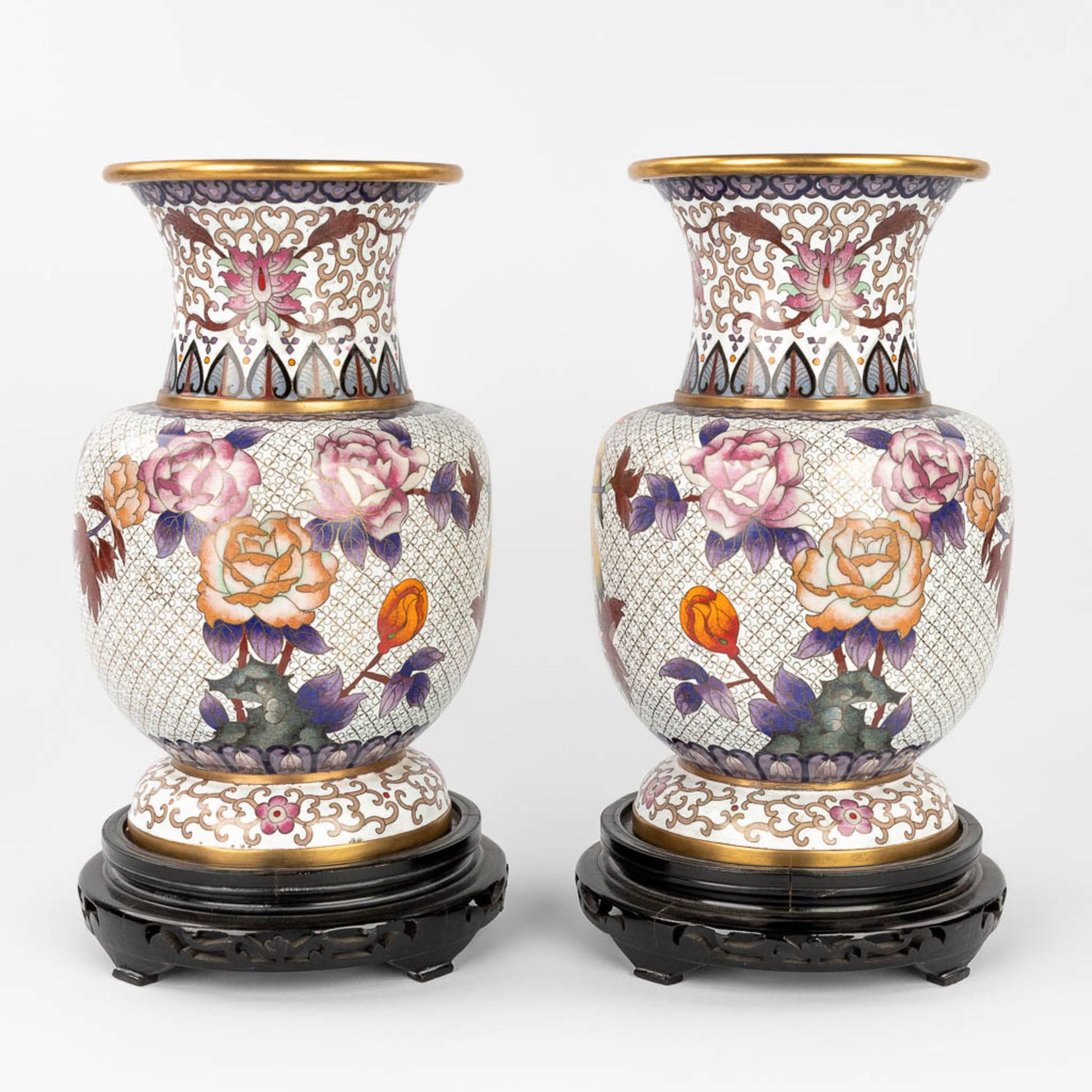 A pair of cloisonnŽ vases with flower and bird decor, in the original box. (H:31 x D:19 cm) (H:31 - Bild 7 aus 19