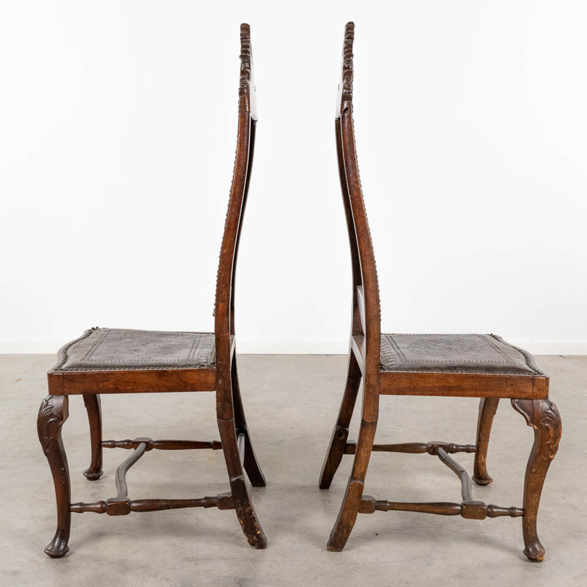 A pair of chairs with high back finished with Cordoba leather. (L:50 x W:56 x H:126 cm) - Bild 2 aus 11