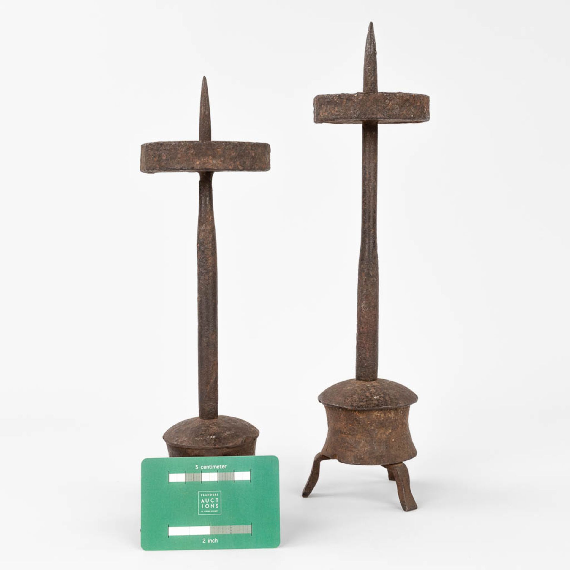 A pair of antique candlesticks made of wrought iron. Probably made in Southern Europe. (H:34 cm) - Image 2 of 16