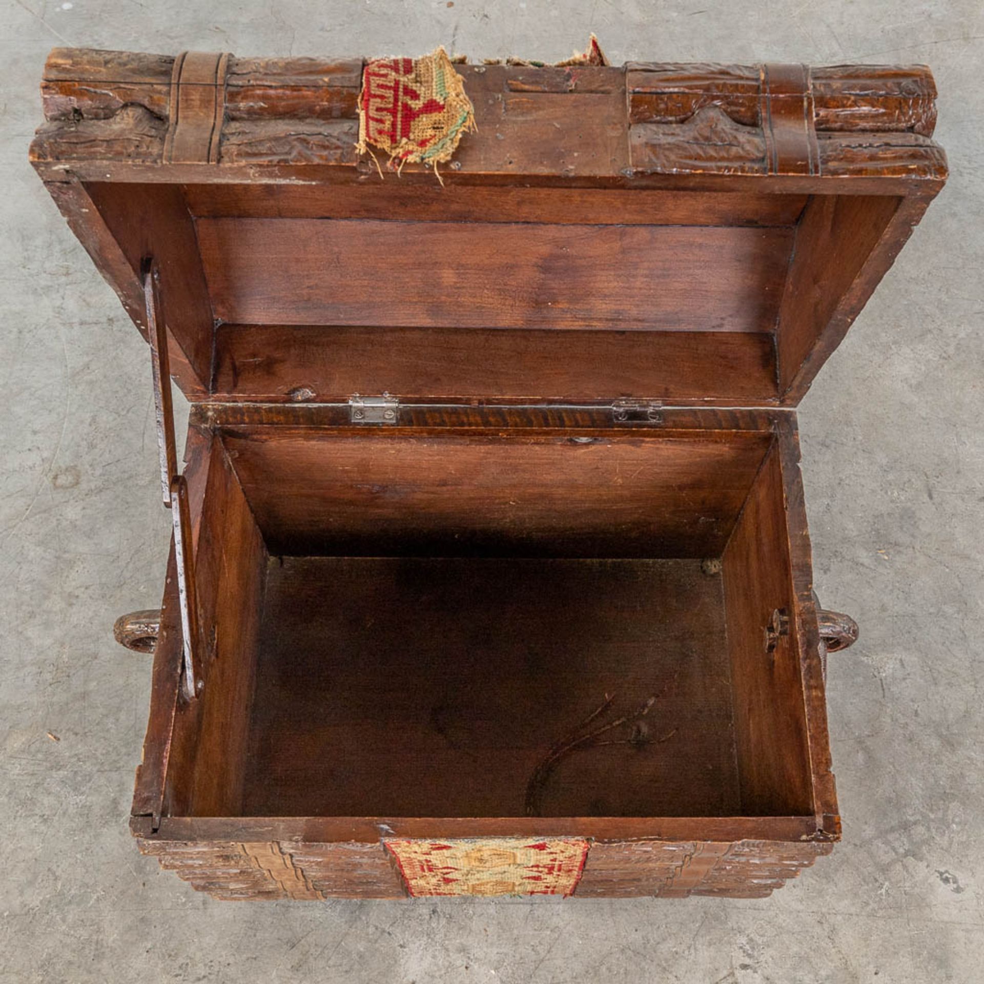 A decorative chest with wood sculptures finished with fabric. (L:39 x W:64 x H:51 cm) - Bild 14 aus 15