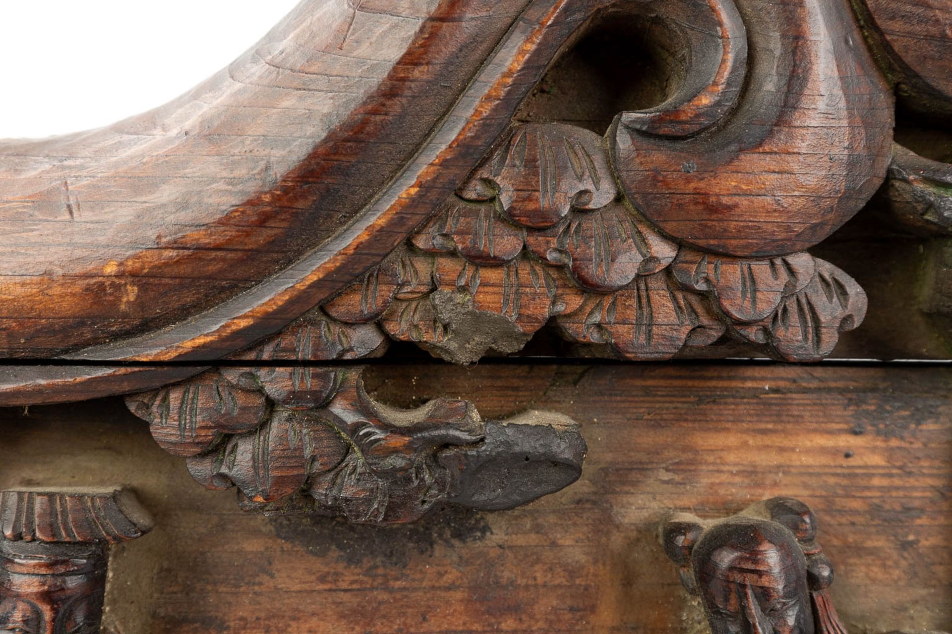 An antique wood sculptured corbel decorated with Asian/Chinese decors and figurines. (L:10 x W:70 x - Bild 11 aus 16