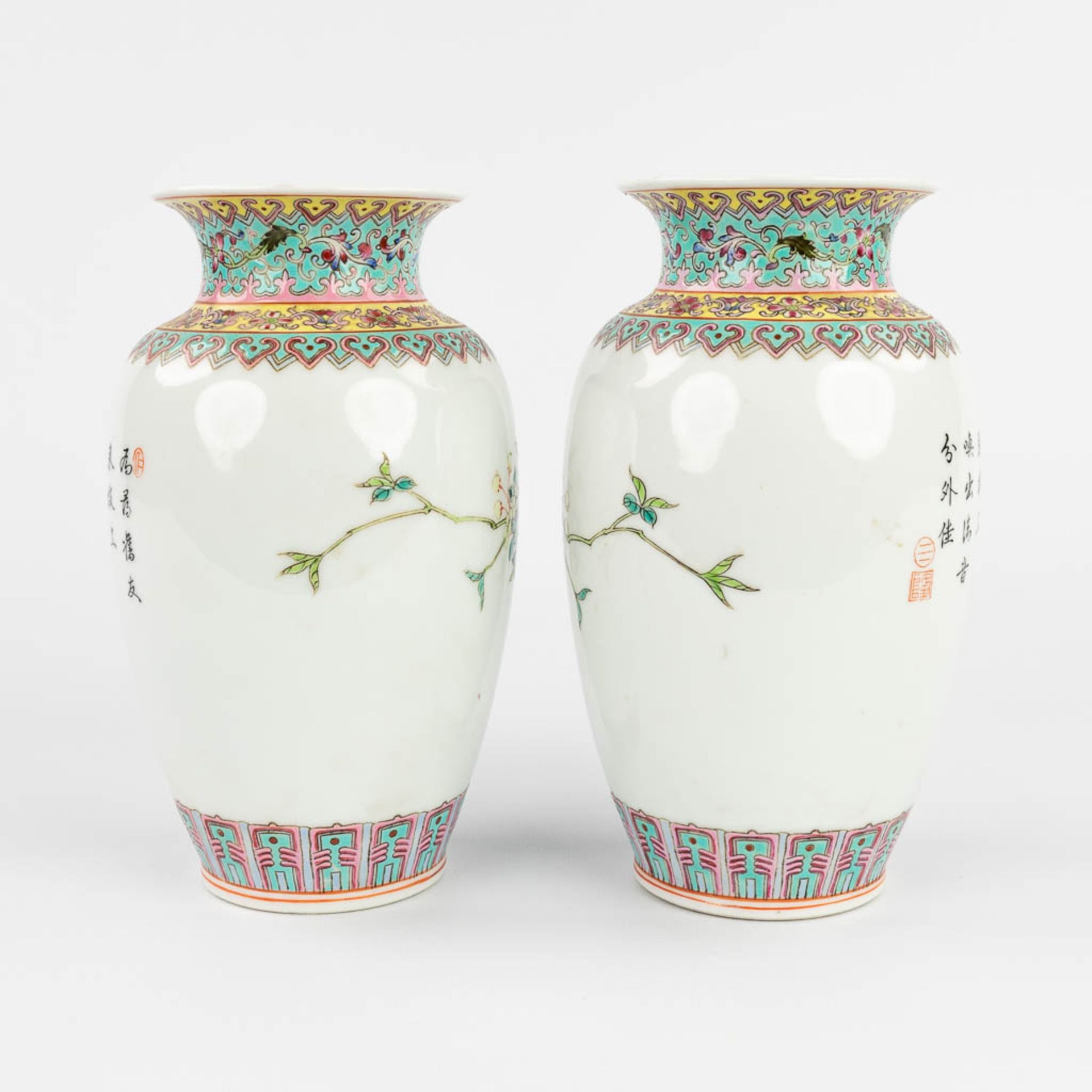 A pair of young Chinese vases decorated with fauna and flora. 20th C. (H:17,5 cm) - Bild 5 aus 14