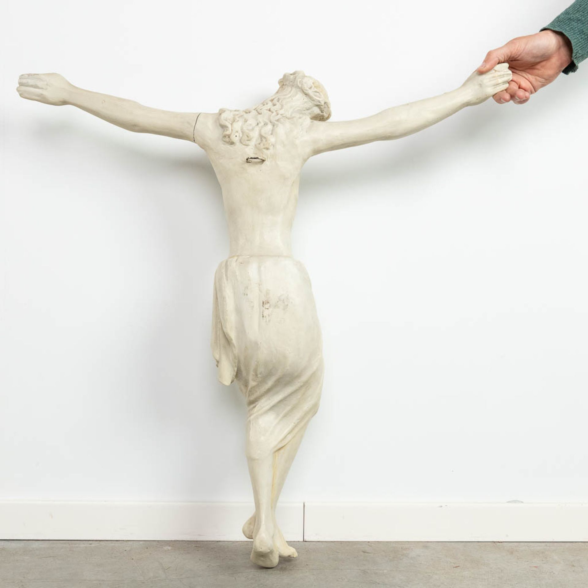 A 'Corpus Christi' made of patinated plaster, 20th C. (W:80 x H:83 cm) - Bild 10 aus 10