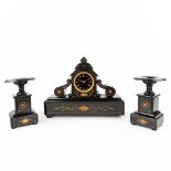 A three-piece mantle garniture clock and side pieces made of black marble. (W:44,5 x H:34 cm)