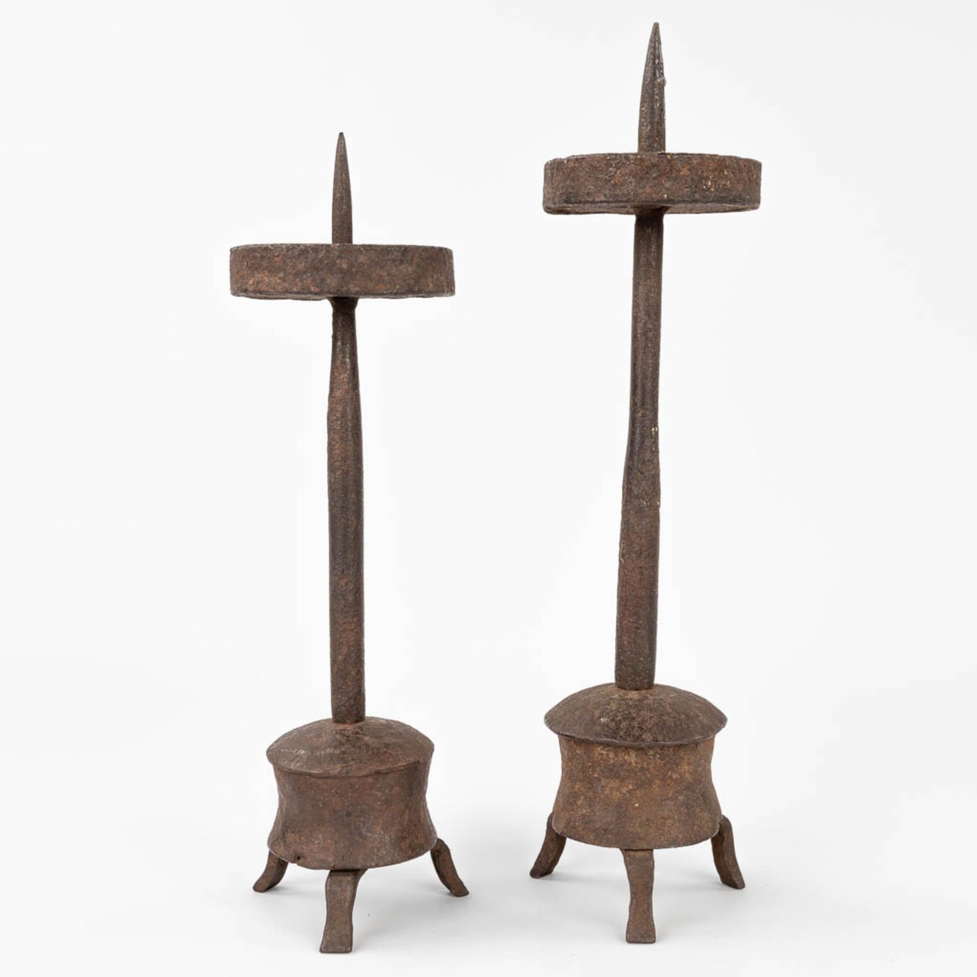 A pair of antique candlesticks made of wrought iron. Probably made in Southern Europe. (H:34 cm) - Image 8 of 16