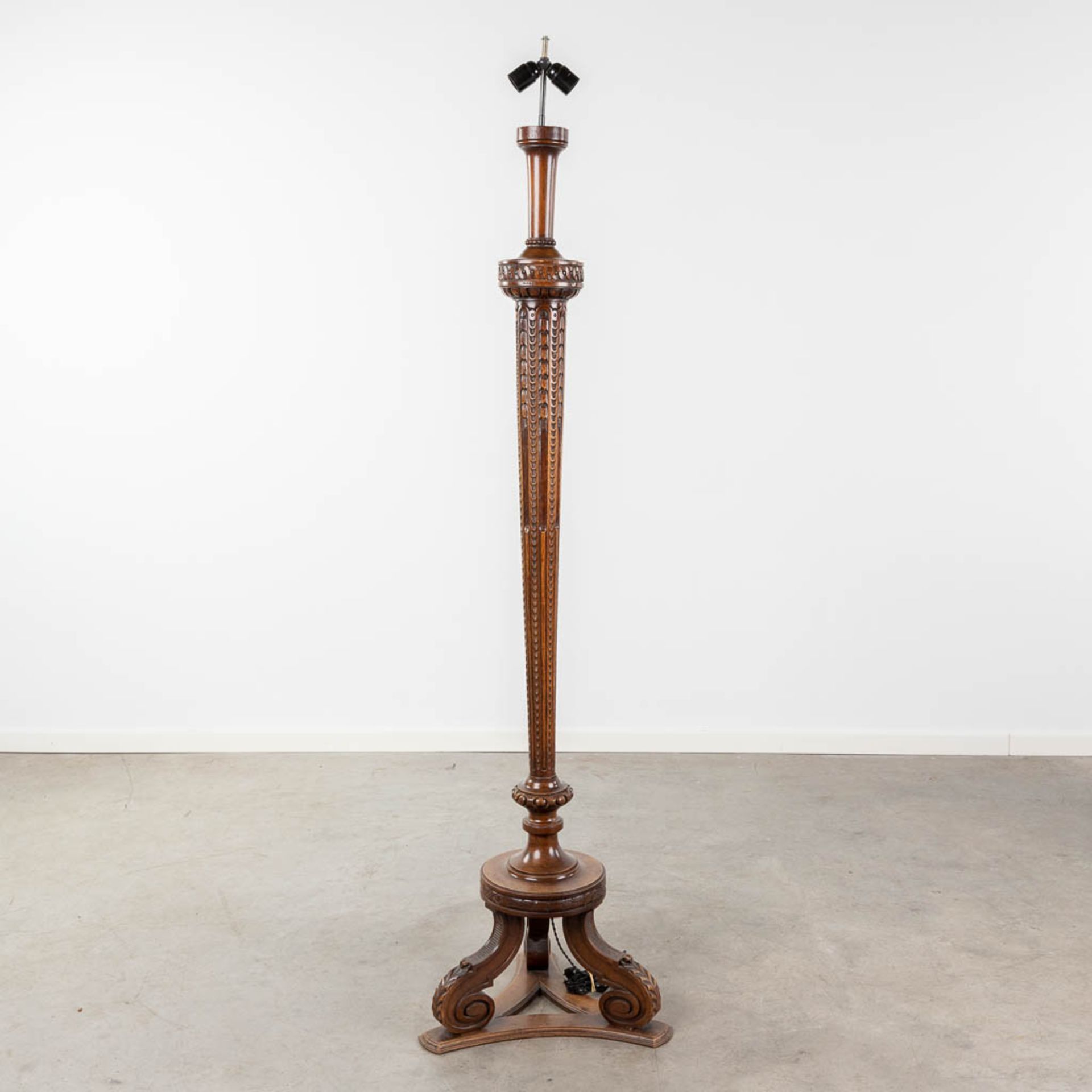 A wood sculptured standing lamp, circa 1920. (L:42 x W:42 x H:188 cm) - Image 10 of 11