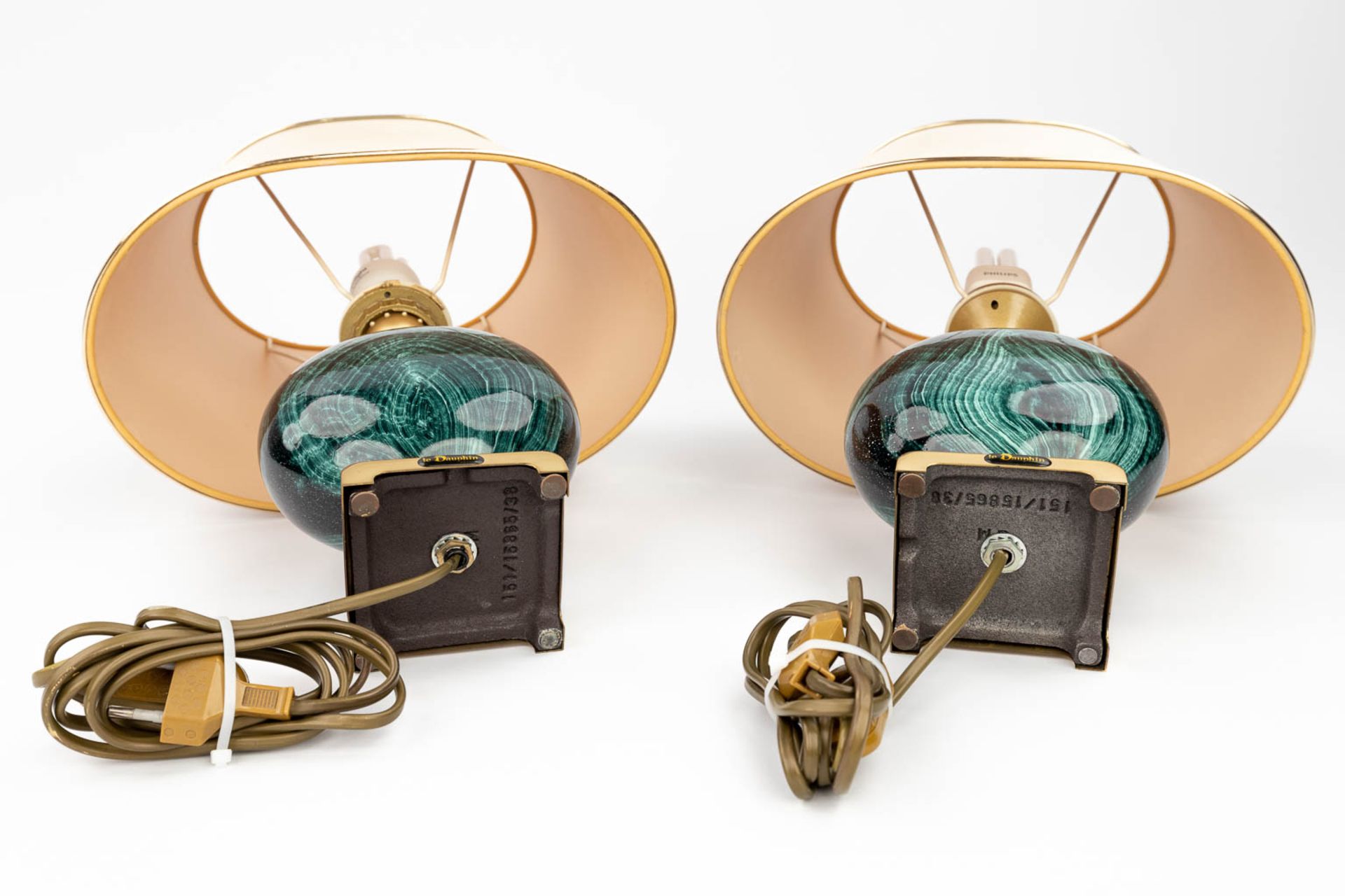 Maison Le Dauphin, a pair of table lamps with faux malachite. (H:42 cm) - Bild 8 aus 14