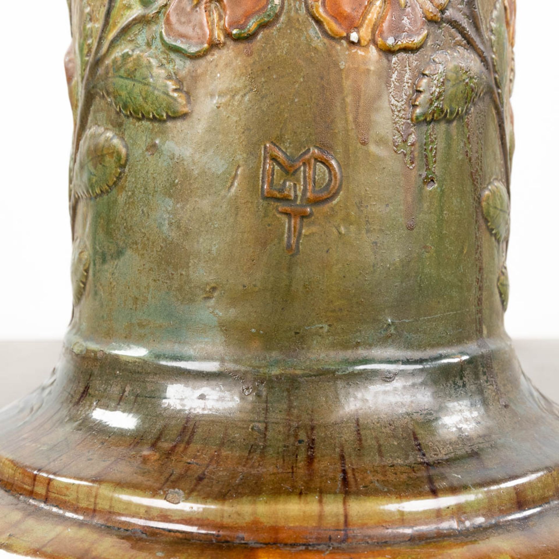 LŽo MAES DECOCK (XIX-XX), Torhout. A pedestal with floral decor made of flemish earthenware. (L:33 - Bild 10 aus 16