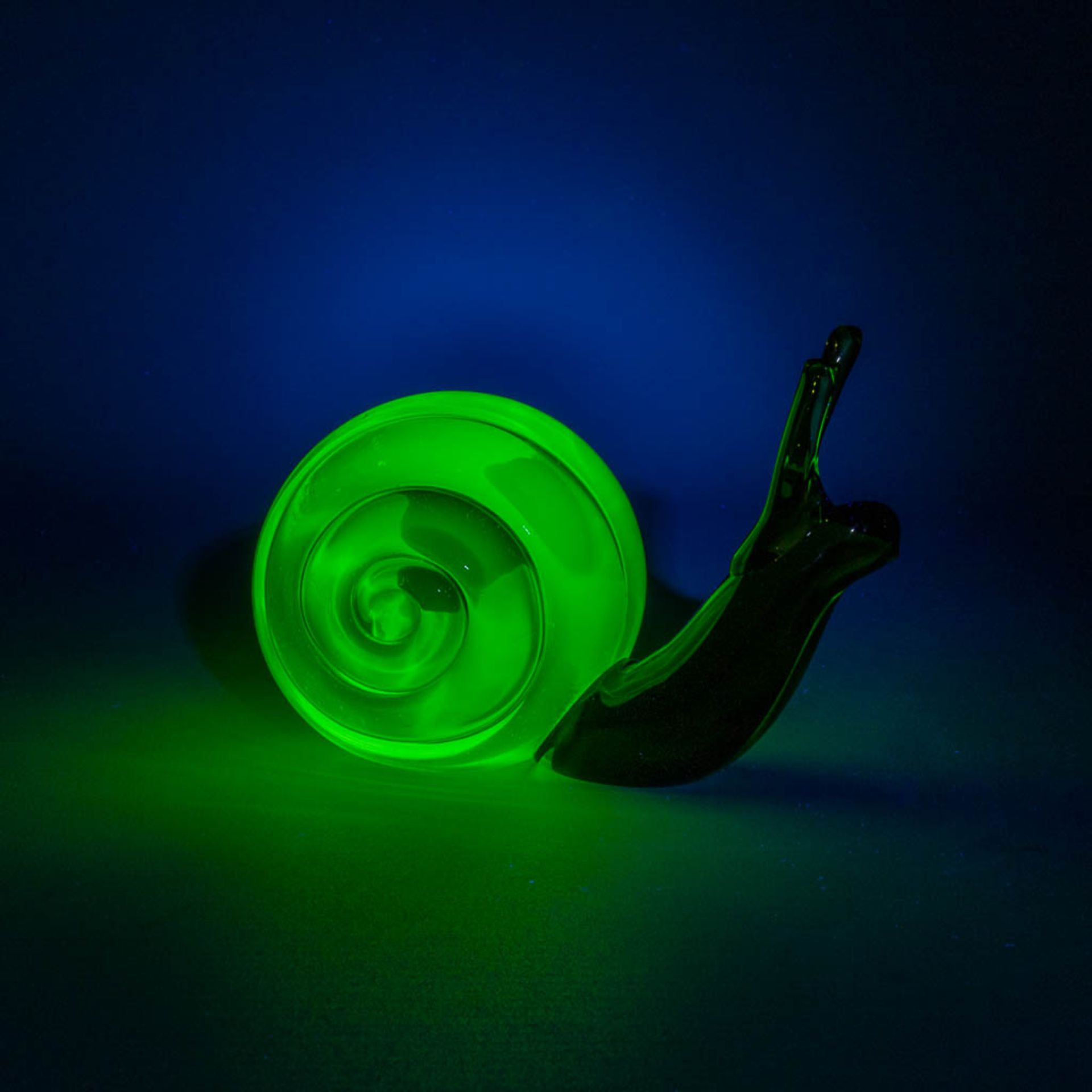 'Snail' made of uranium glass in Murano, Italy. (L:7,5 x W:12 x H:9 cm) - Bild 6 aus 10