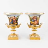 A pair of vases with a hand-painted decor in empire style. 19th century. (W:17 x H:22 cm)
