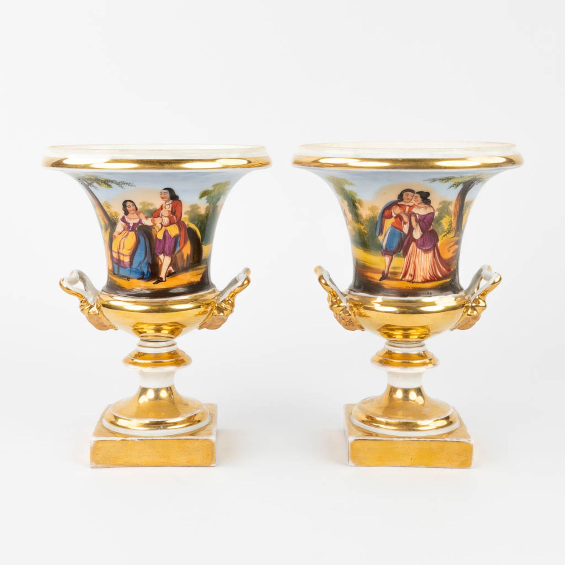 A pair of vases with a hand-painted decor in empire style. 19th century. (W:17 x H:22 cm)