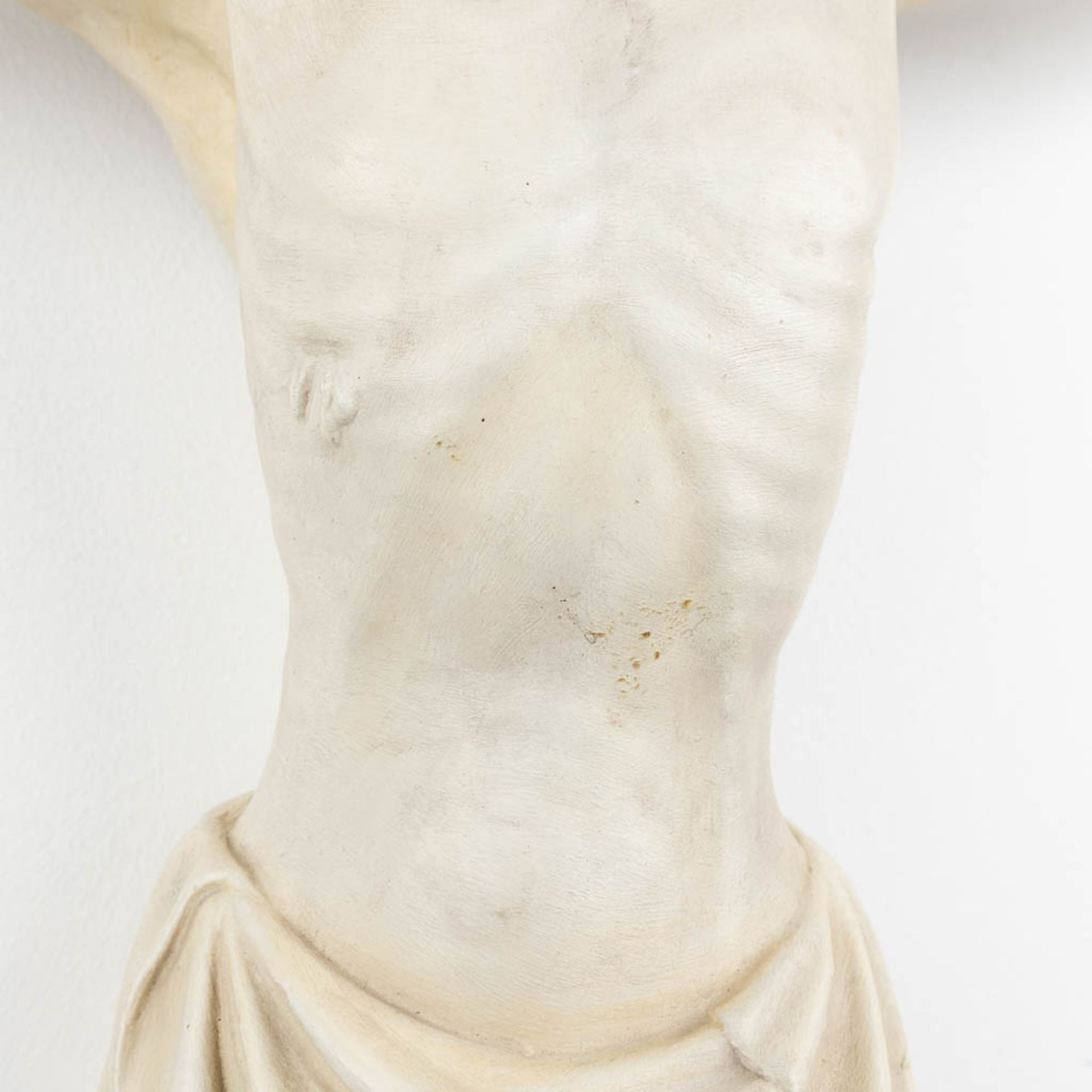 A 'Corpus Christi' made of patinated plaster, 20th C. (W:80 x H:83 cm) - Bild 4 aus 10