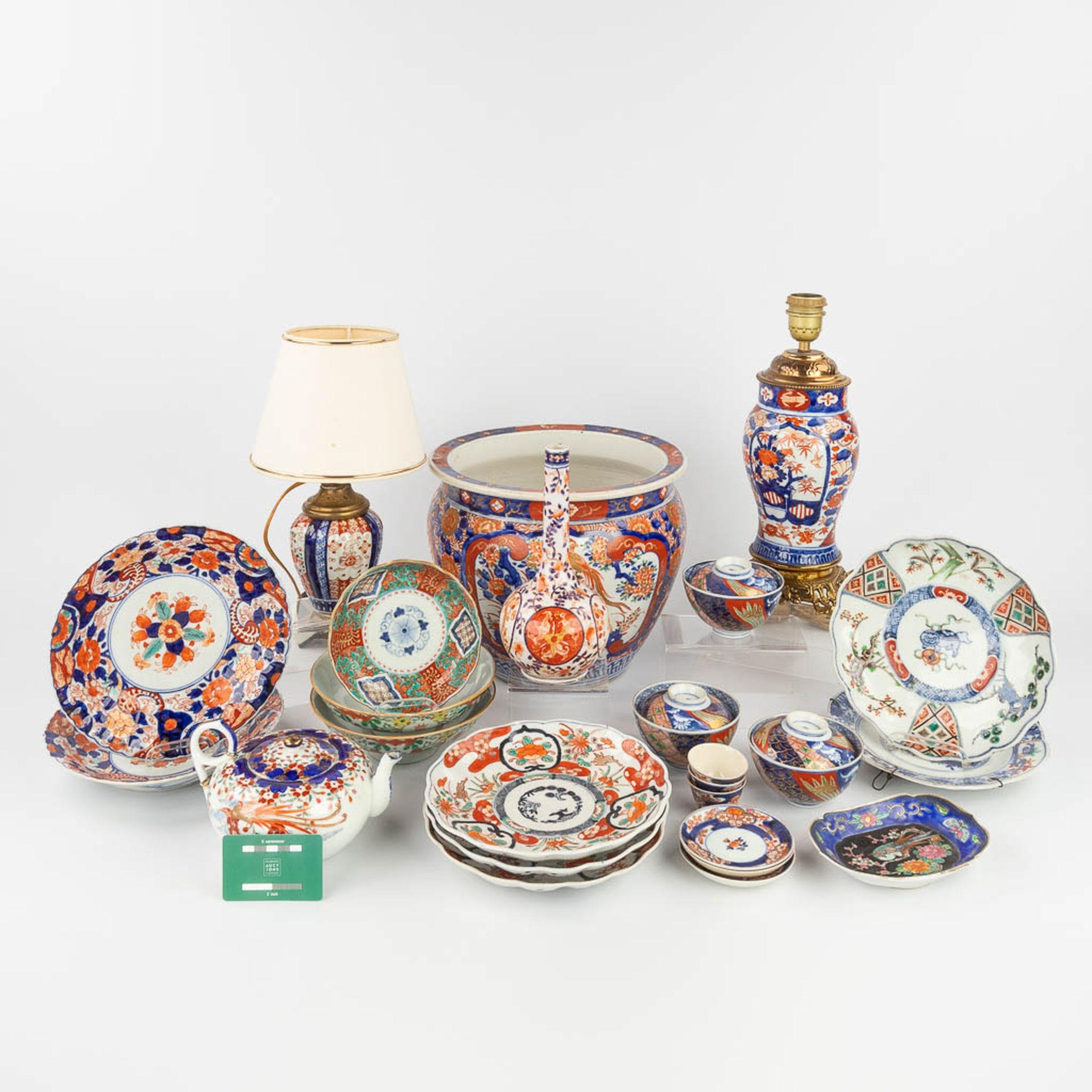 A collection of 30 pieces of porcelain and faience and porcelain, made in Japan, Imari. (H:25,5 x D: - Image 2 of 14