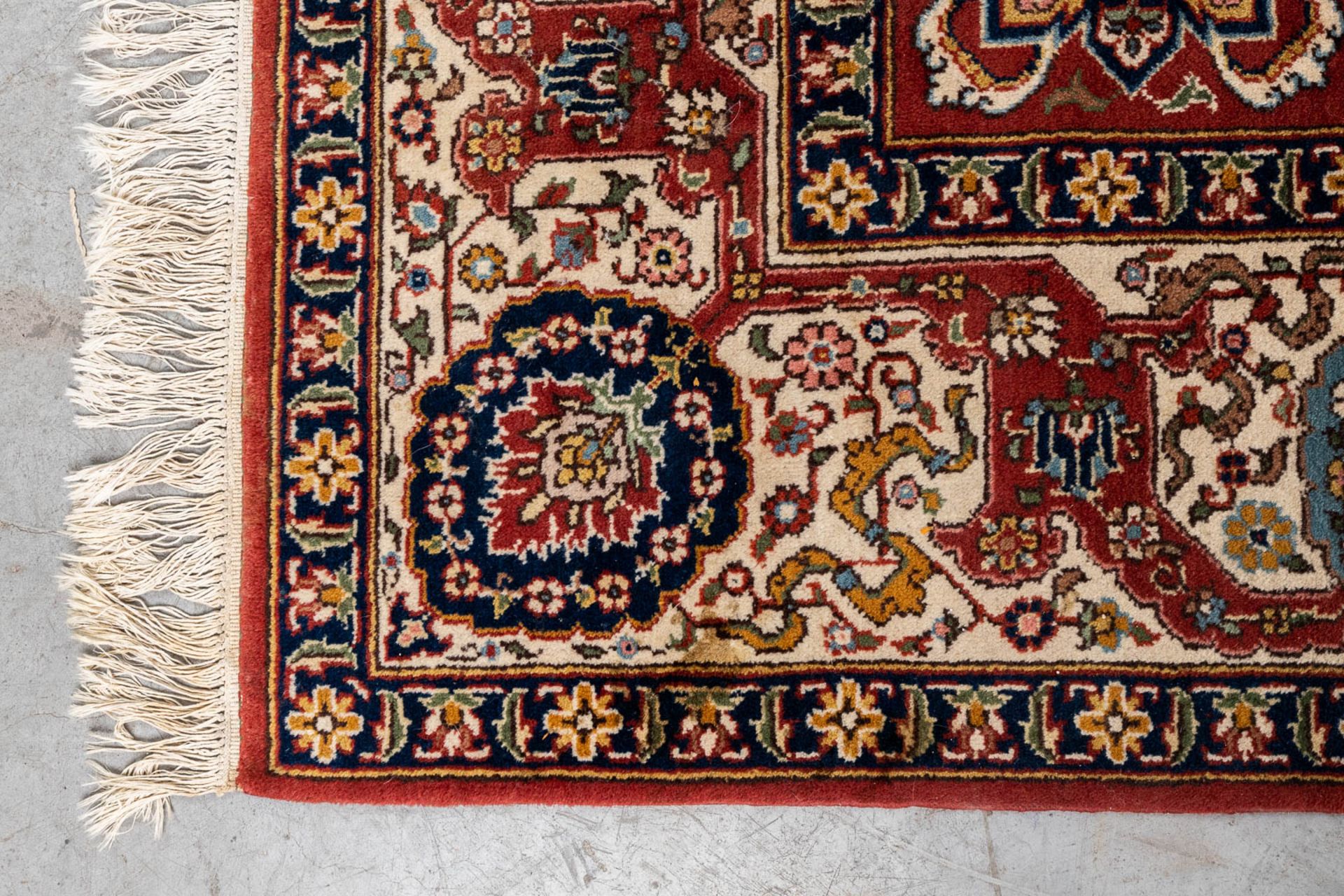 An Oriental hand-made carpet, Heriz. (L:360 x W:250 cm) - Image 3 of 9