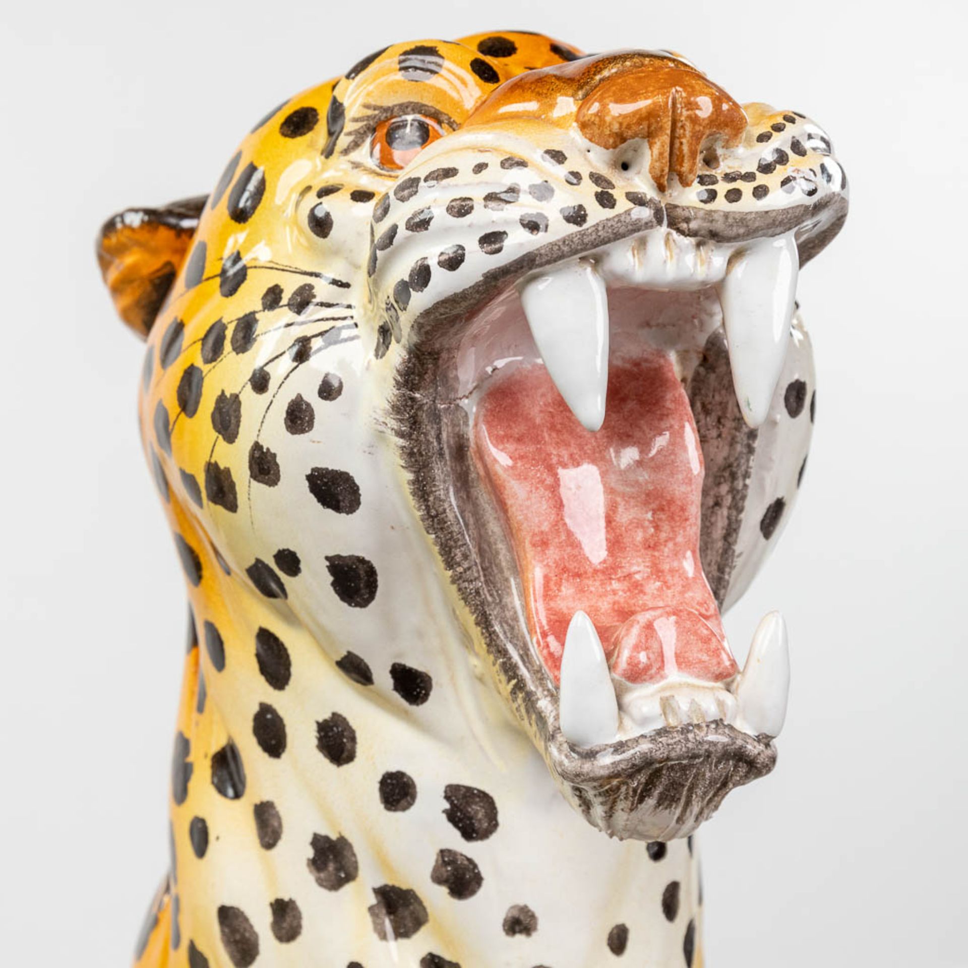 A mid-century leopard, terracotta. Italy, 20th C. (L:40 x W:32 x H:85 cm) - Image 9 of 12