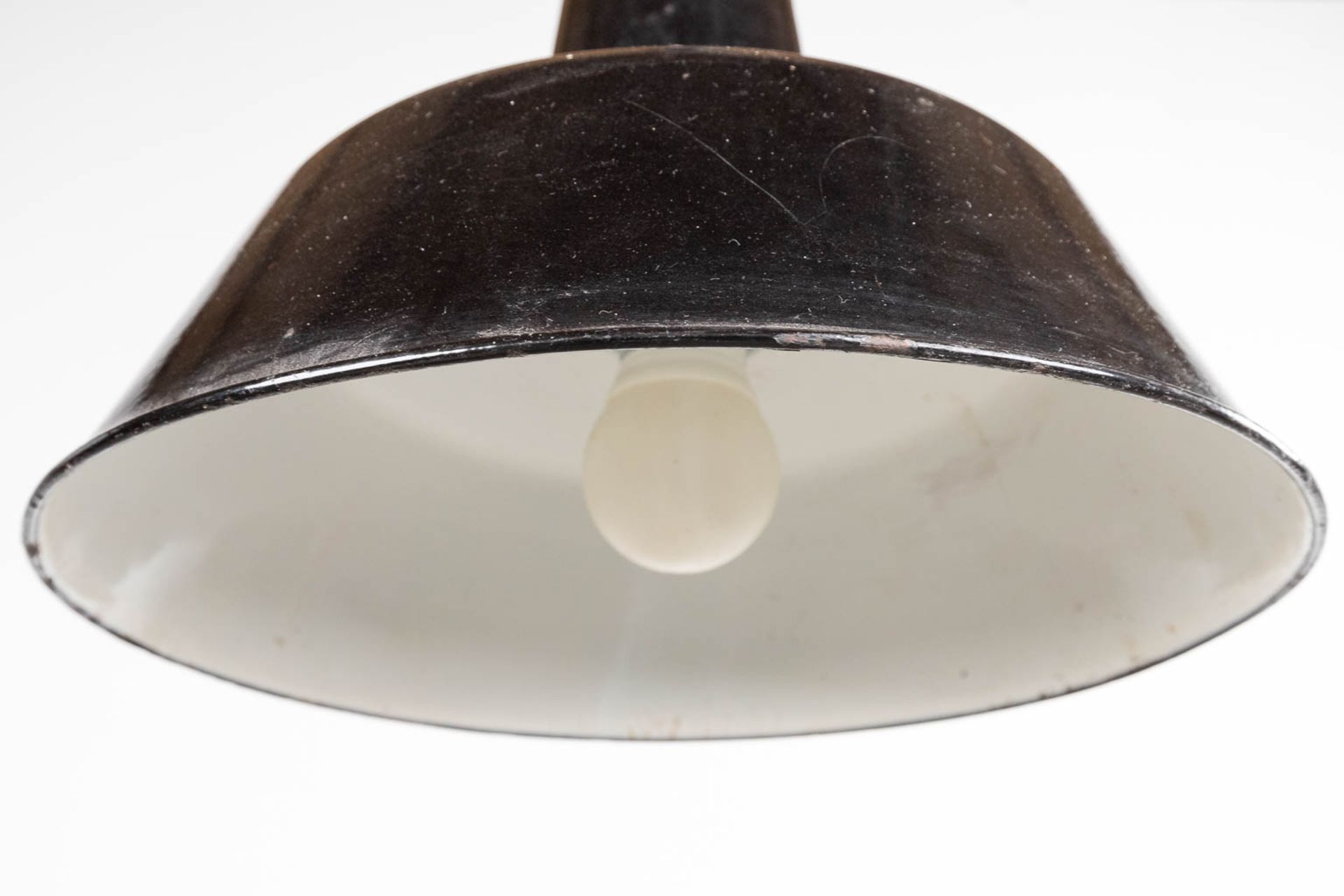 An industrial hanging lamp, with a black and white enamelled lampshade. (W:36 x H:32 cm) - Image 5 of 6