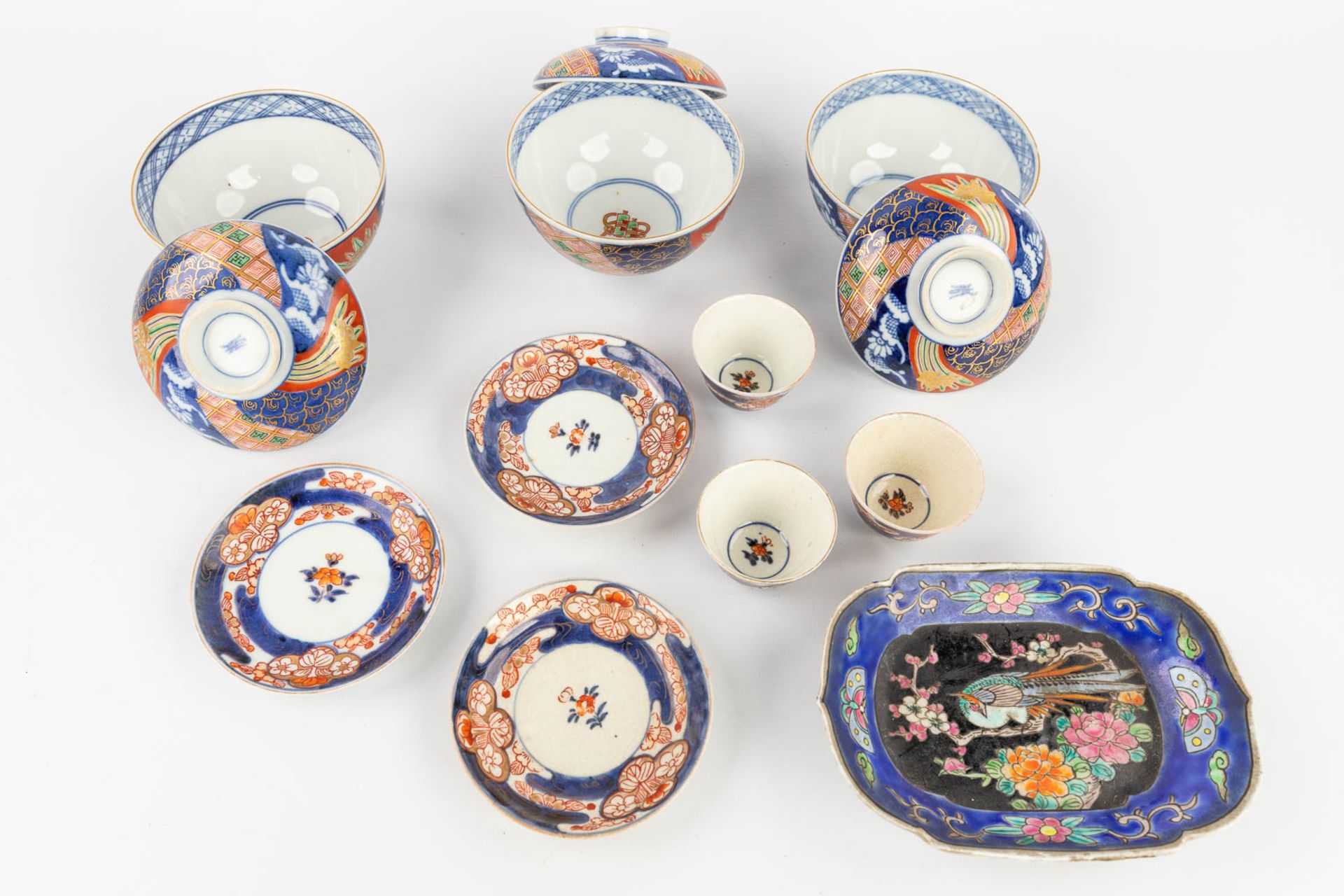 A collection of 30 pieces of porcelain and faience and porcelain, made in Japan, Imari. (H:25,5 x D: - Image 7 of 14