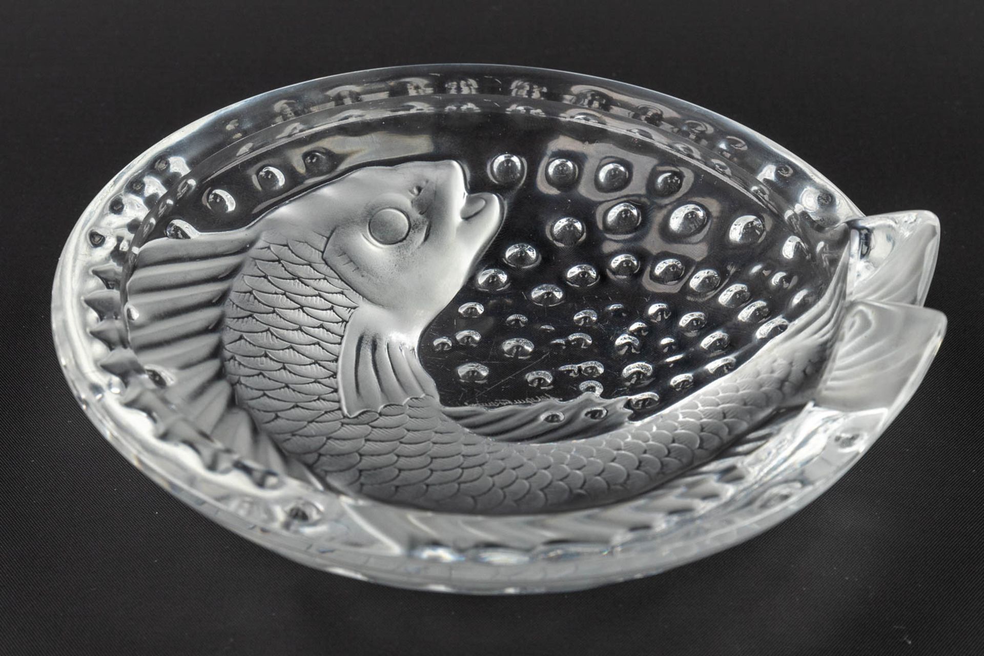 Lalique France, a bowl decorated with a fish and made of glass. (W:15,8 x H:4,5 cm) - Bild 7 aus 11