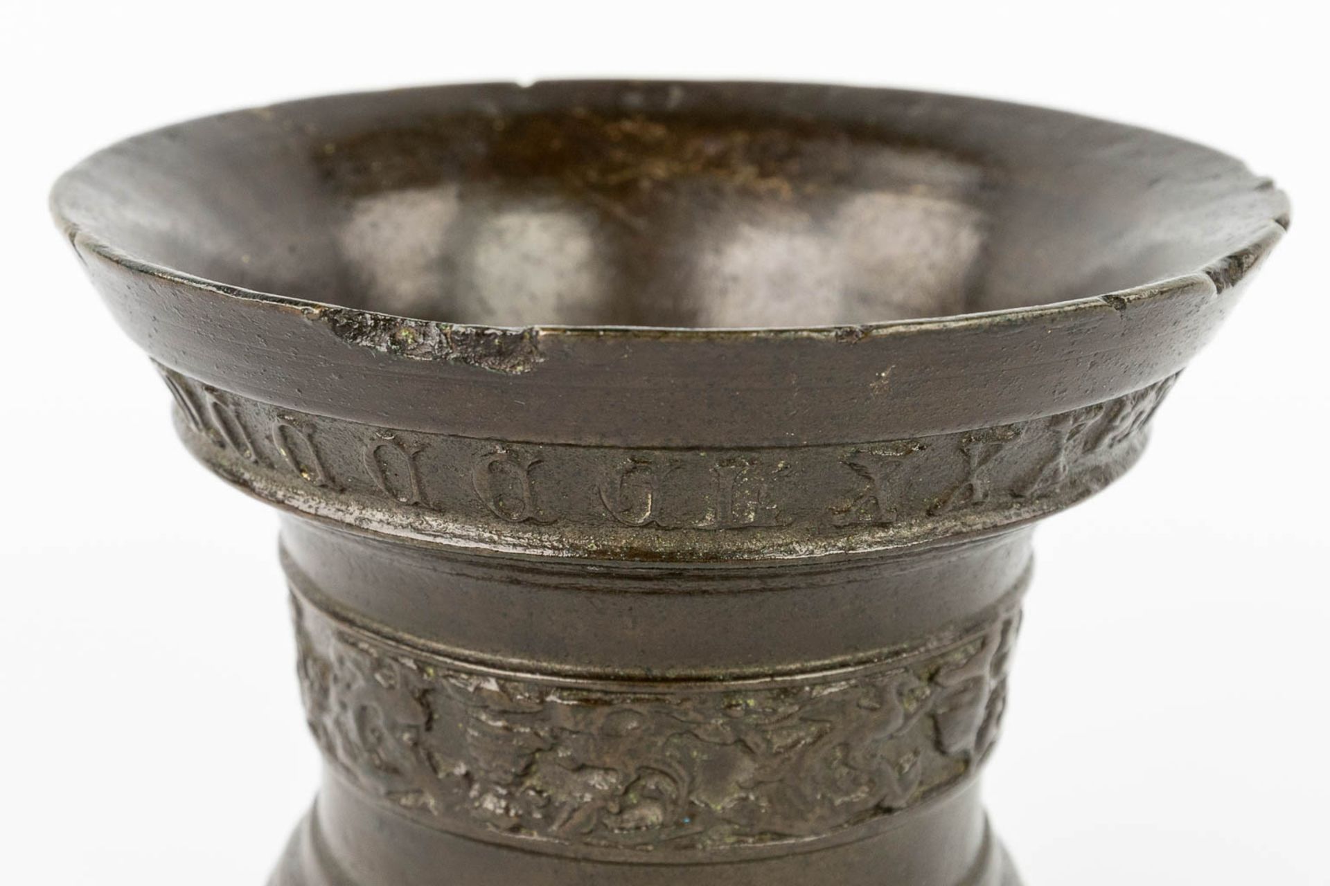 An antique mortar, made of bronze and marked 'Petrus Vanden Gheyn Me ficit 1580'. 16th C. (H:10,5 x - Image 8 of 15