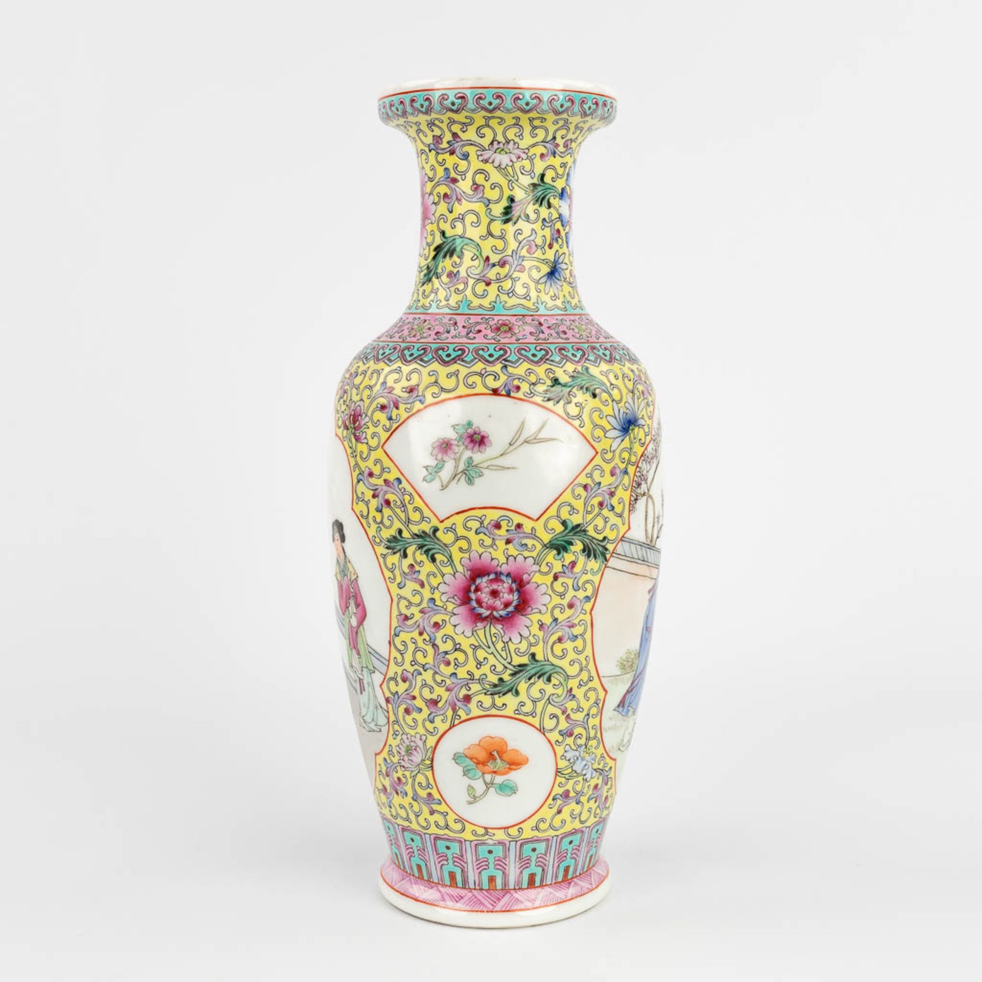 A Chinese vase with Famille rose decor. 20th C. (H:30,5 cm) - Bild 8 aus 15