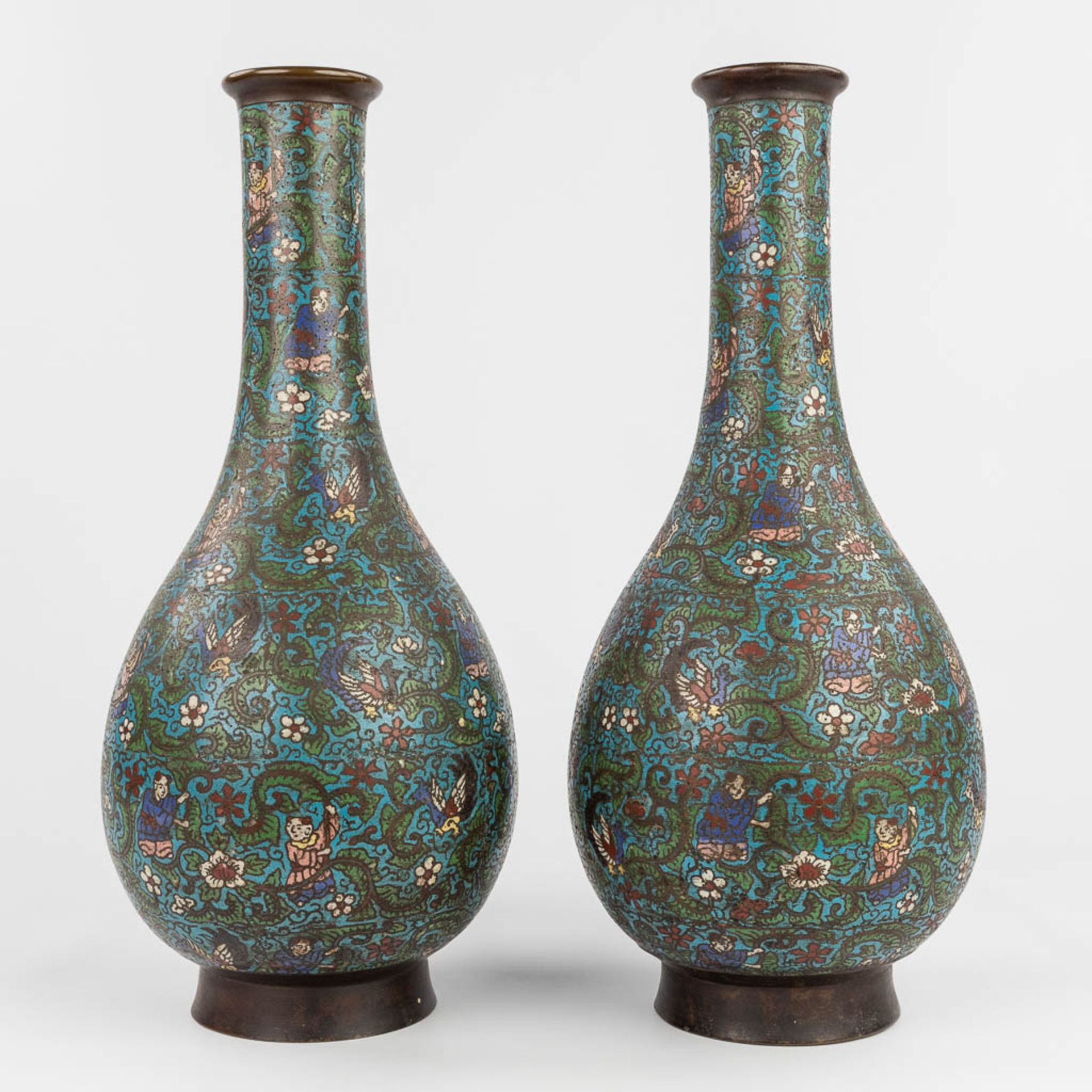 A pair of Oriental vases made of bronze with ChampslevŽ decor. (H:52 x D:23 cm) - Bild 4 aus 12