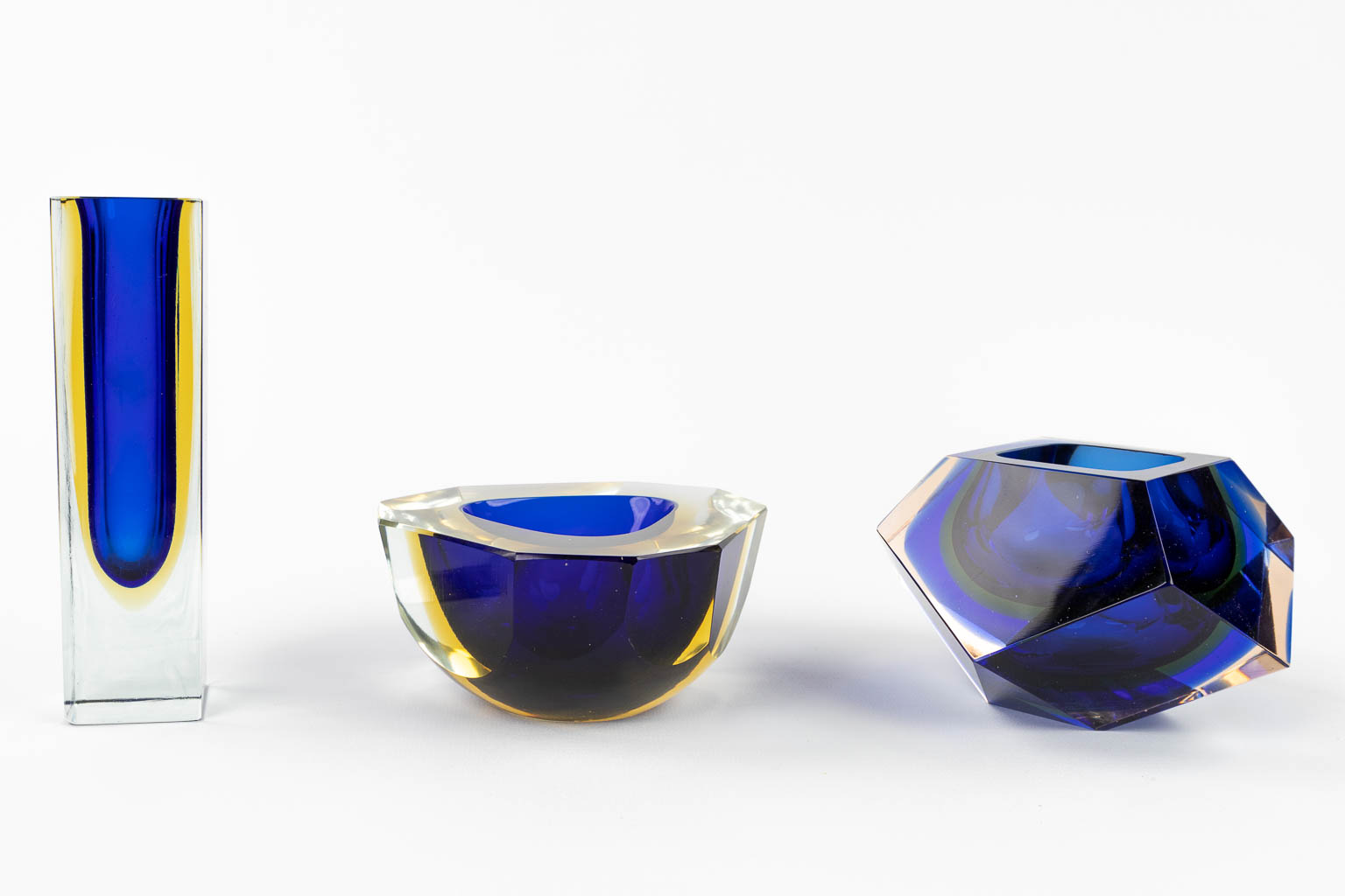 A collection of 3 'Somerso' glass items, made in Murano, Italy. (L:3,7 x W:3,7 x H:15 cm) - Image 5 of 13