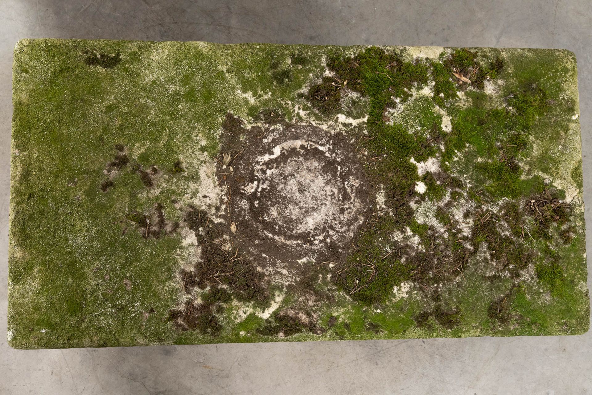 A pair of garden benches, made of concrete. (L:58 x W:109 x H:51 cm) - Bild 4 aus 8