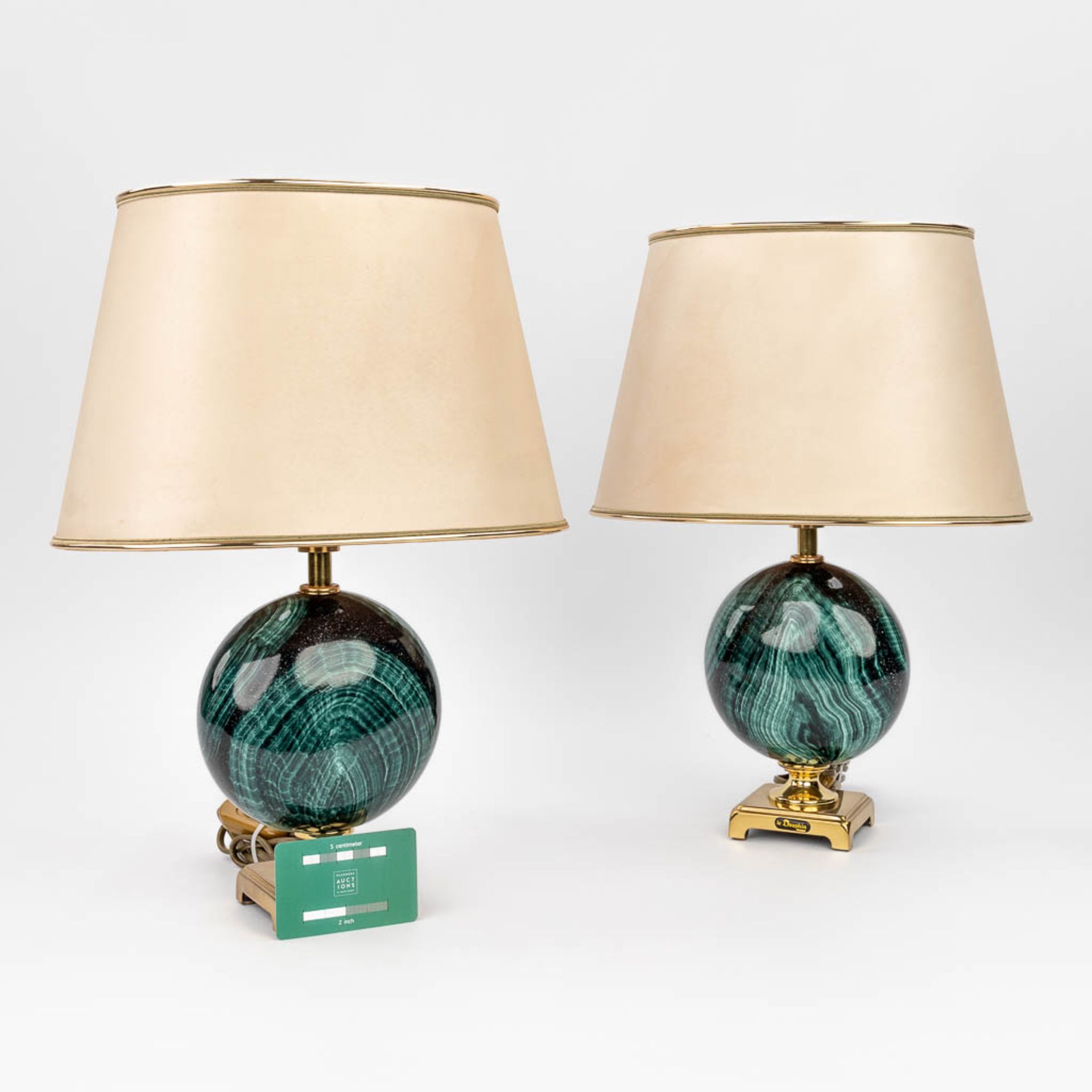 Maison Le Dauphin, a pair of table lamps with faux malachite. (H:42 cm) - Bild 2 aus 14