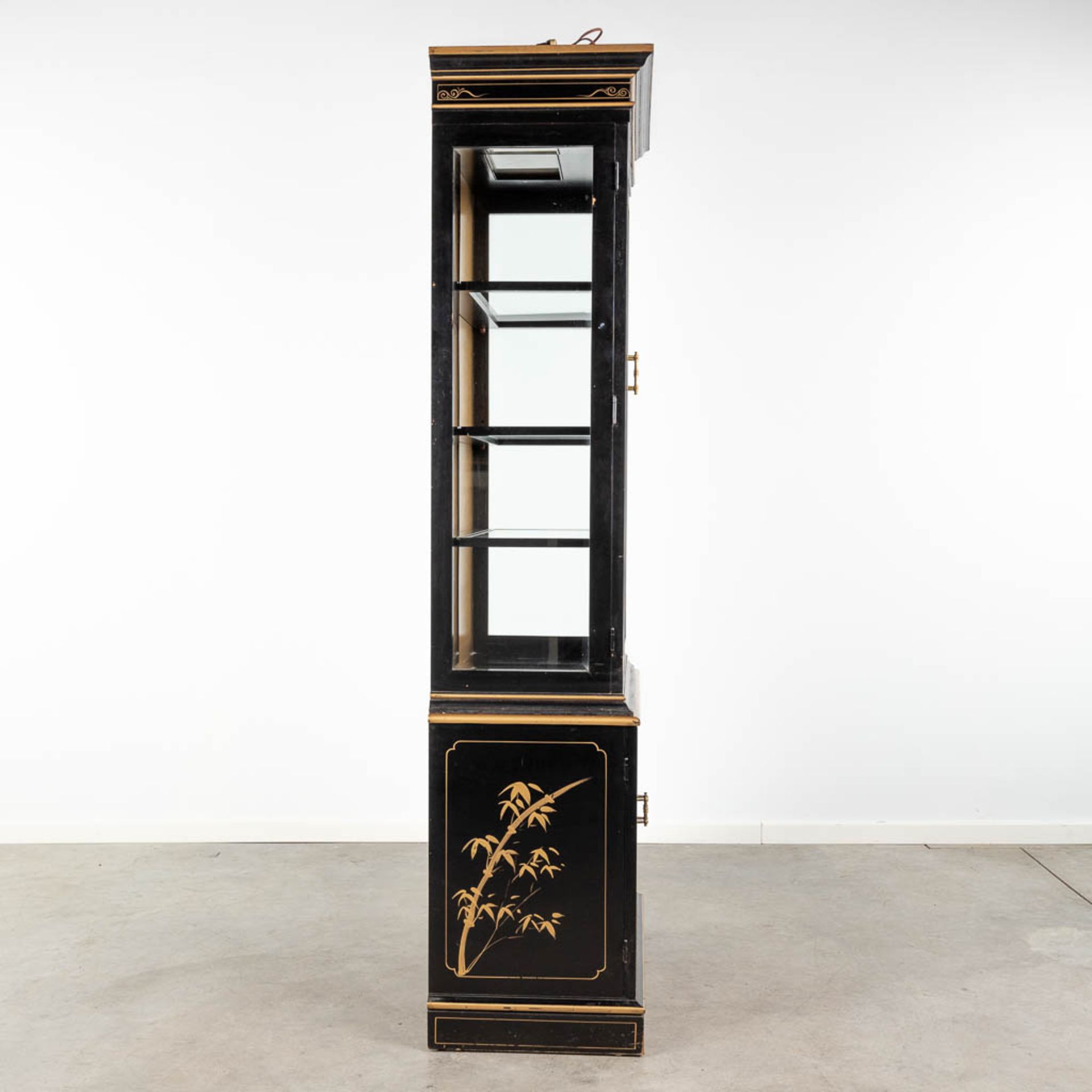 A display cabinet decorated with Oriental decors and birds. 20th C. (L:44 x W:84 x H:203 cm) - Image 5 of 10